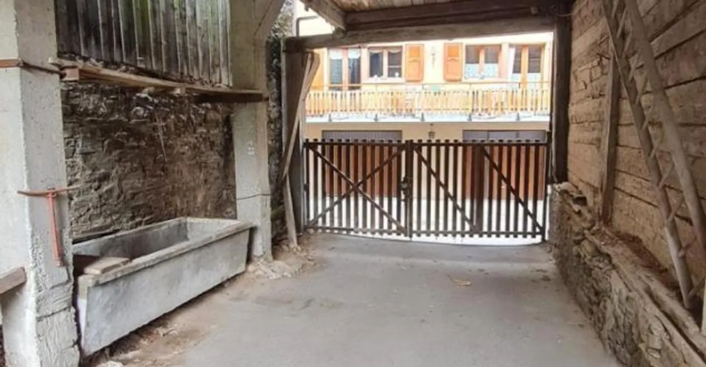 Una stalla da ristrutturare nel cuore del villaggio di Sembrancher - Foto 5 di 13