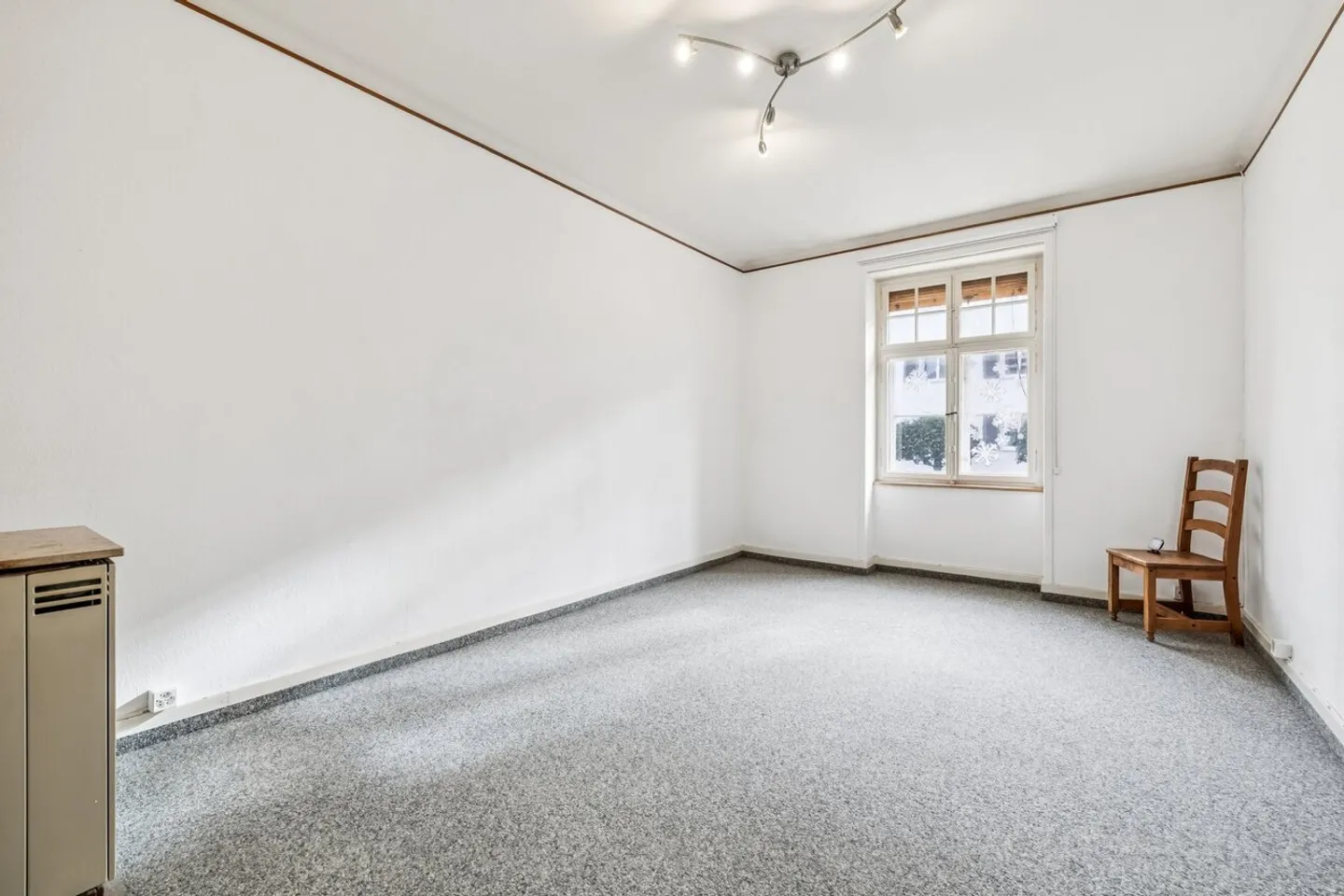 Spacious Middle House with Versatile Usage Potential - Photo 2 of 6