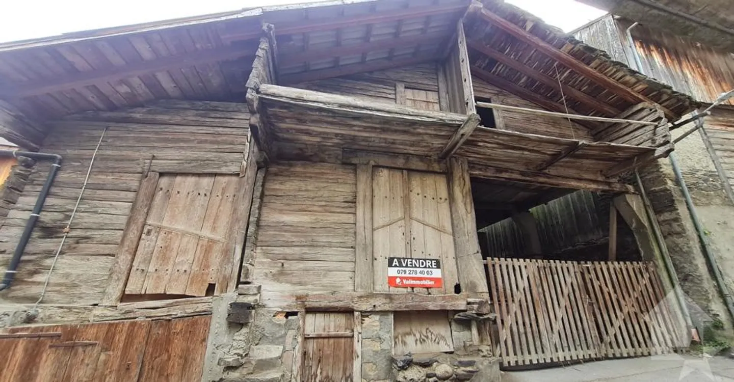 Una stalla da ristrutturare nel cuore del villaggio di Sembrancher - Foto 8 di 13