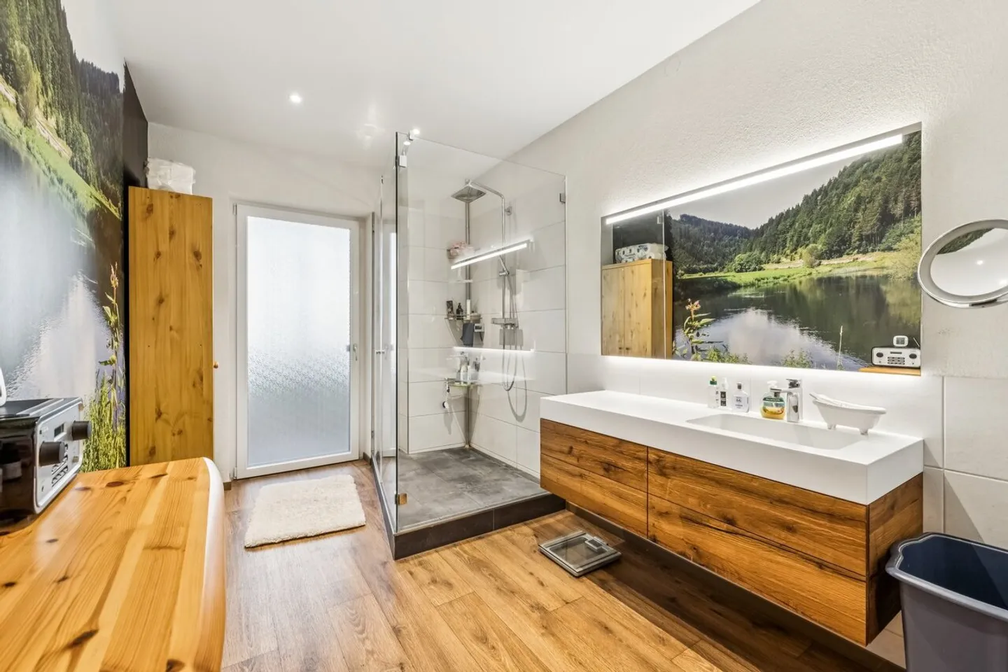 Spacious Middle House with Versatile Usage Potential - Photo 3 of 6