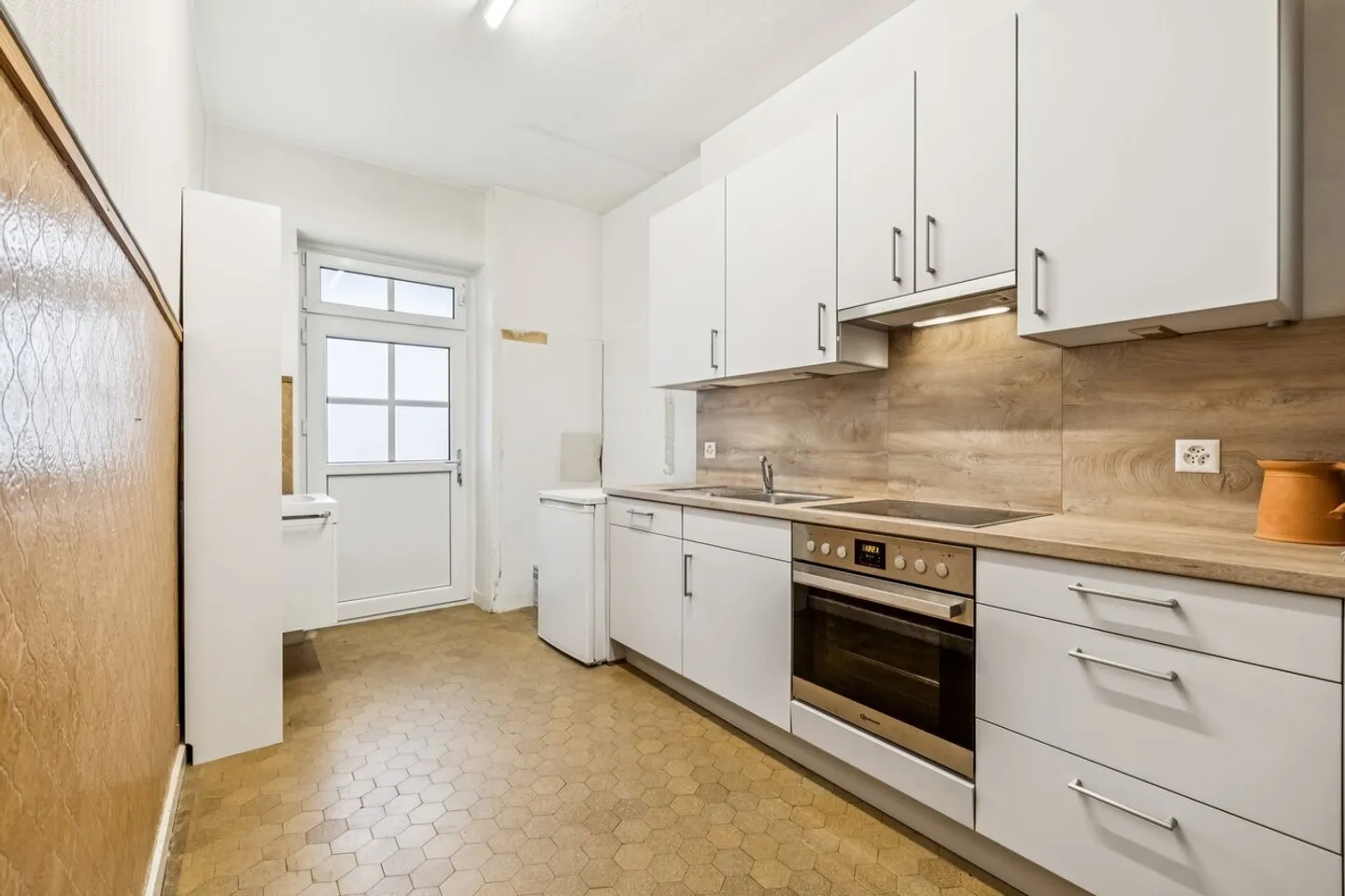 Spacious Middle House with Versatile Usage Potential - Photo 4 of 6