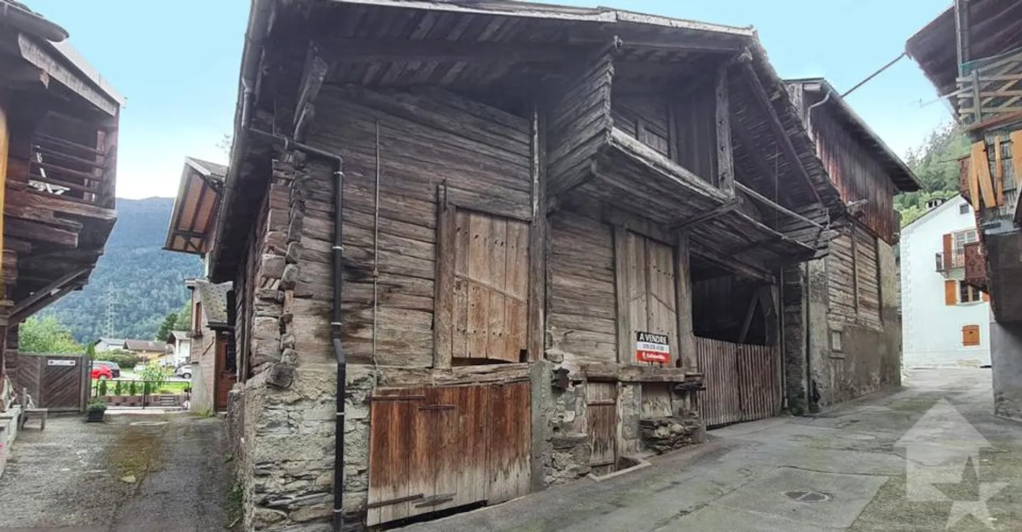 Una stalla da ristrutturare nel cuore del villaggio di Sembrancher - Foto 9 di 13
