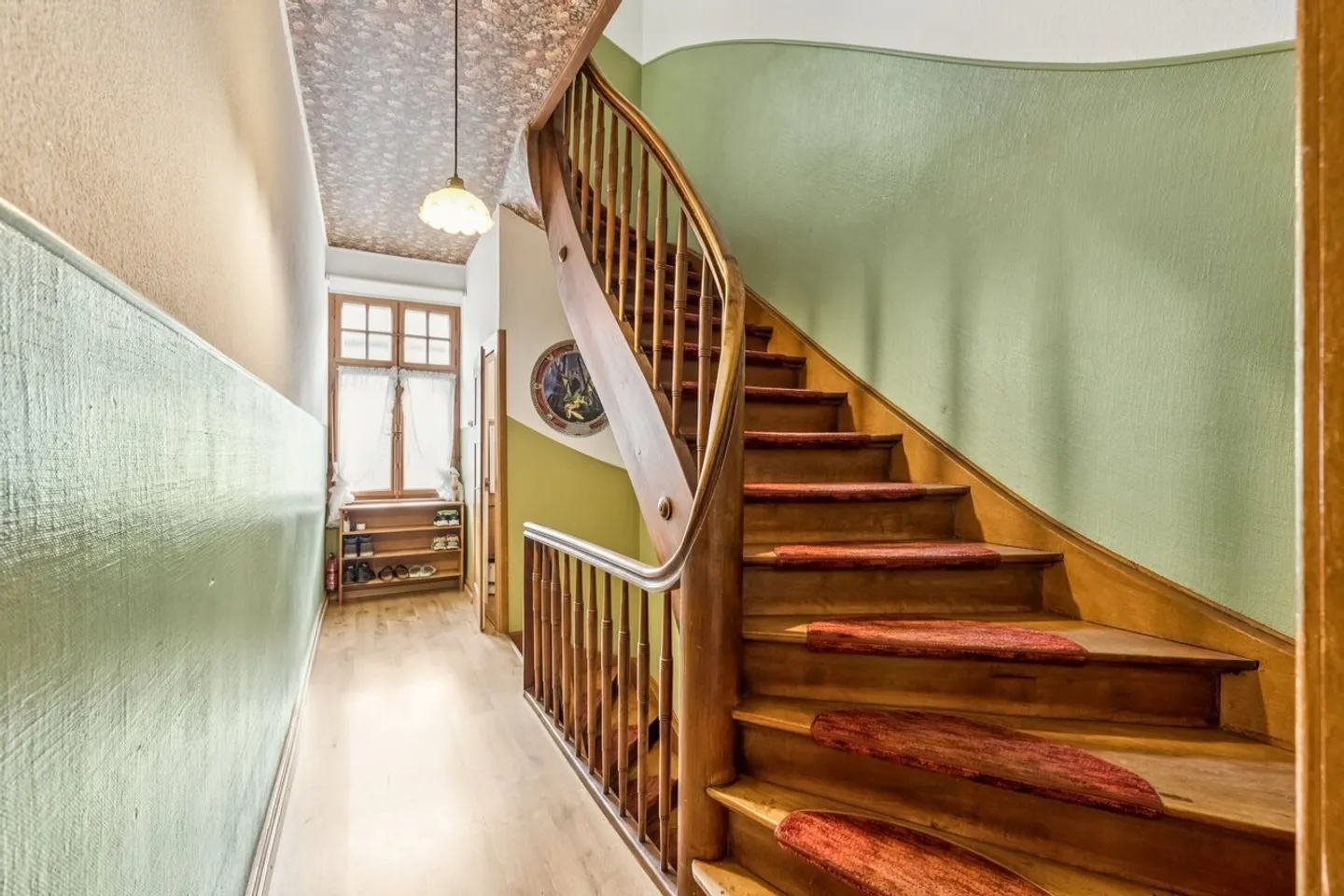 Spacious Middle House with Versatile Usage Potential - Photo 5 of 6