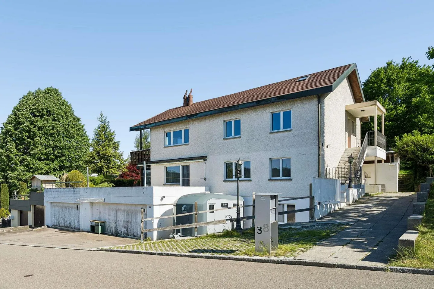Vielseitiges Zweifamilienhaus - Foto 1 von 19