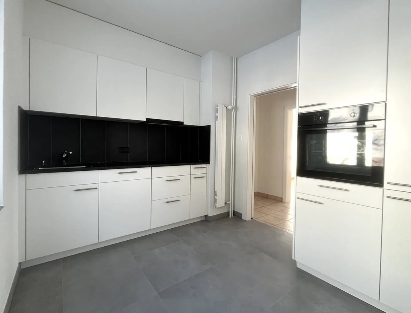 Four-room apartment renovated in a quiet and sunny area - Photo 2 of 9
