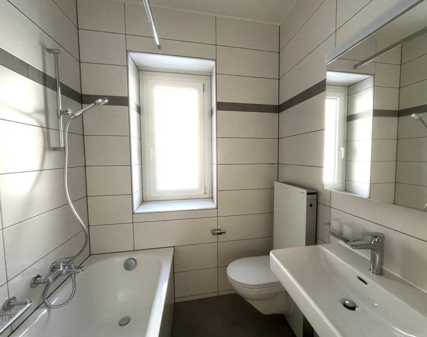 Four-room apartment renovated in a quiet and sunny area - Photo 7 of 9