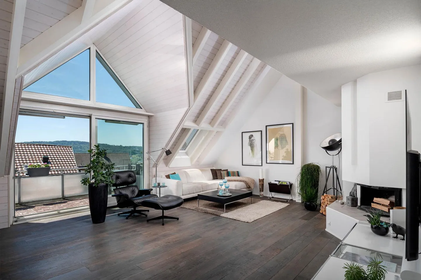 Charmante Dachwohnung mit Seeblick - Foto 1 von 16