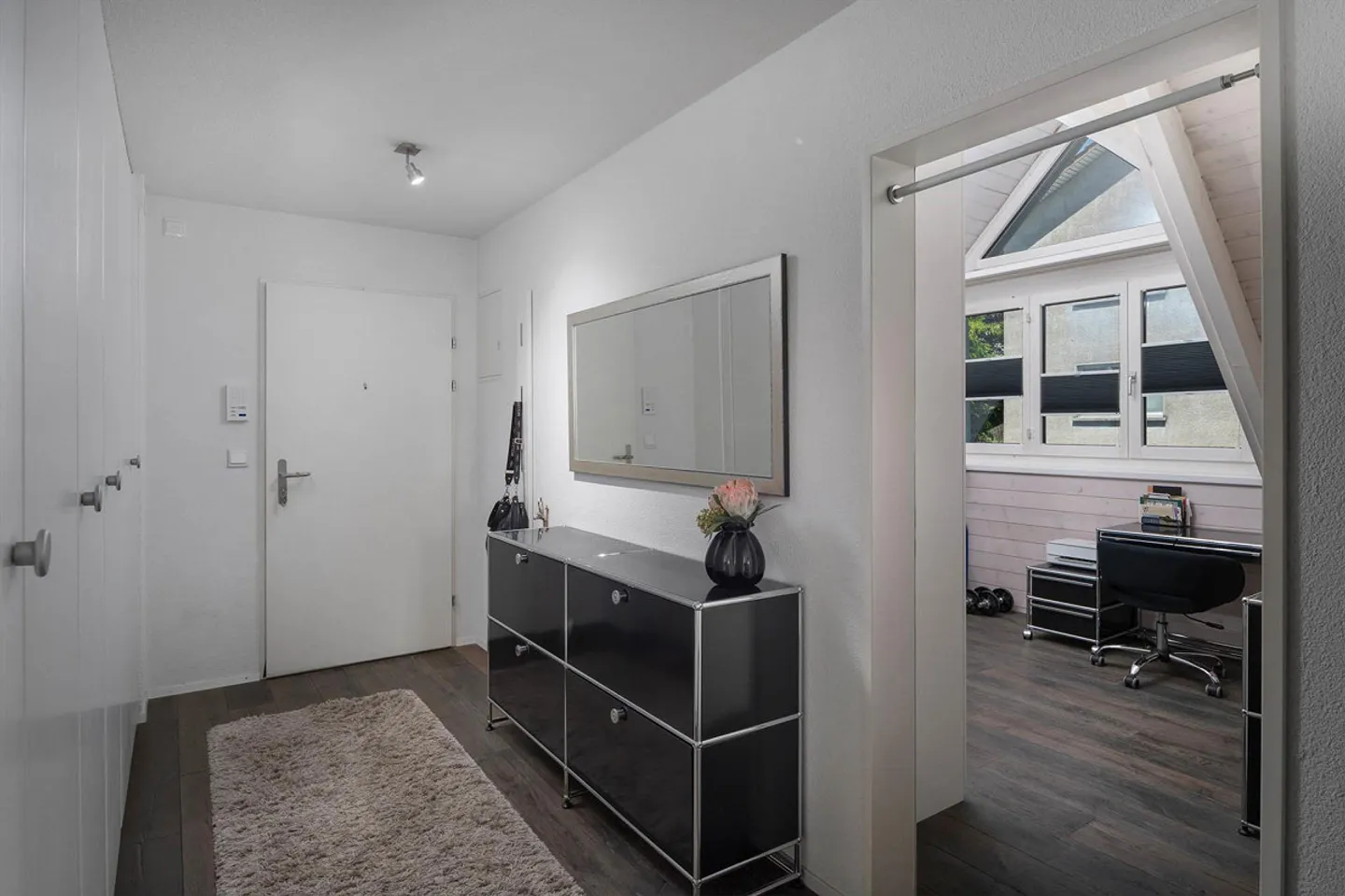 Charmante Dachwohnung mit Seeblick - Foto 2 von 16