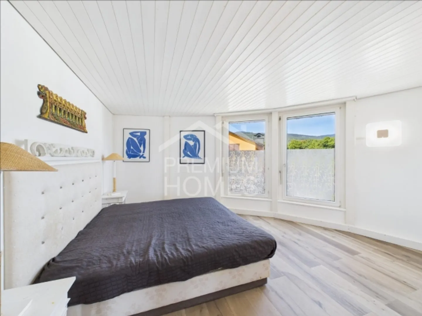 The Round at the Edge - Living with Character - Photo 4 of 4