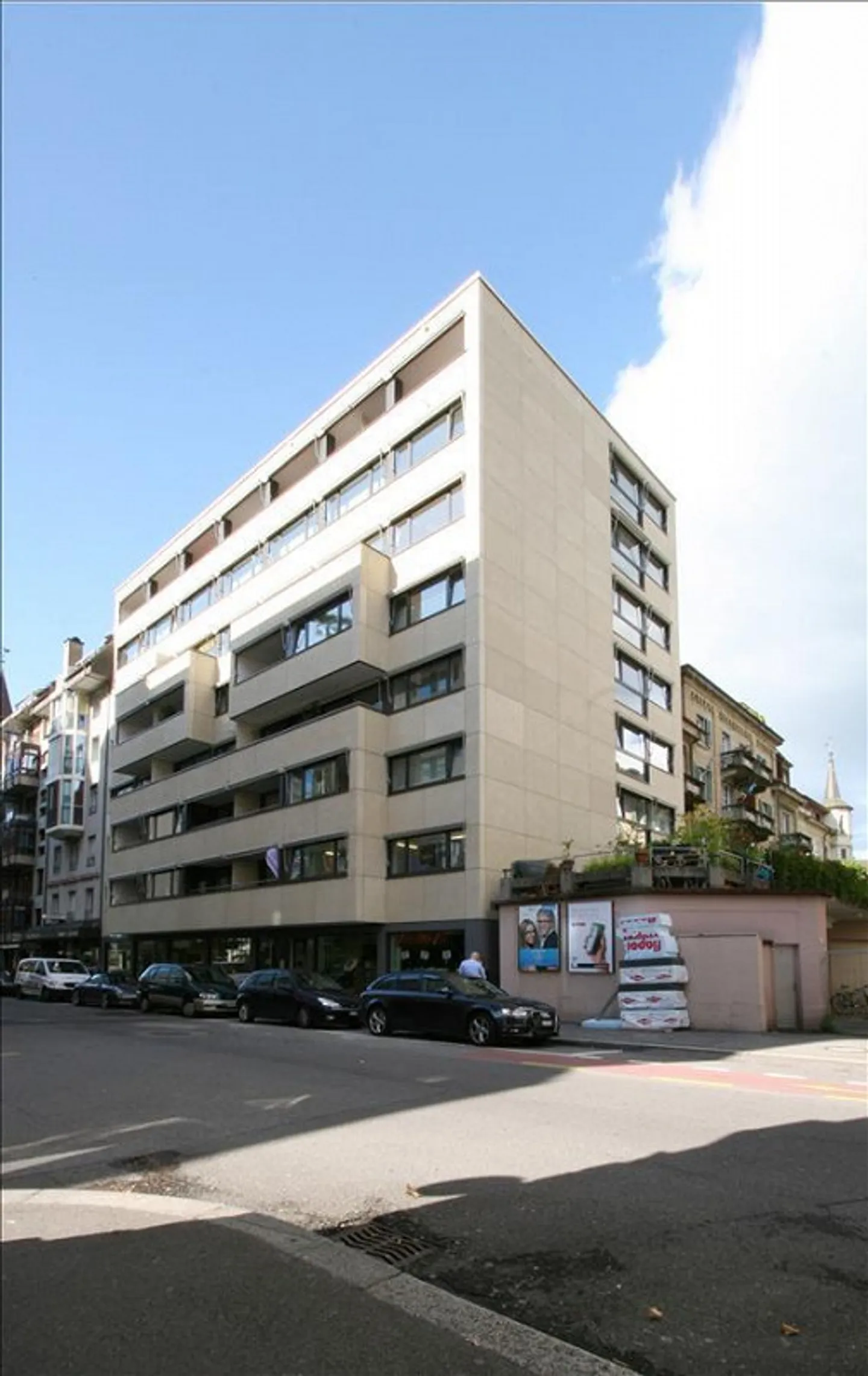 Renting without deposit - Large, sunny rooftop terrace... - Photo 2 of 7