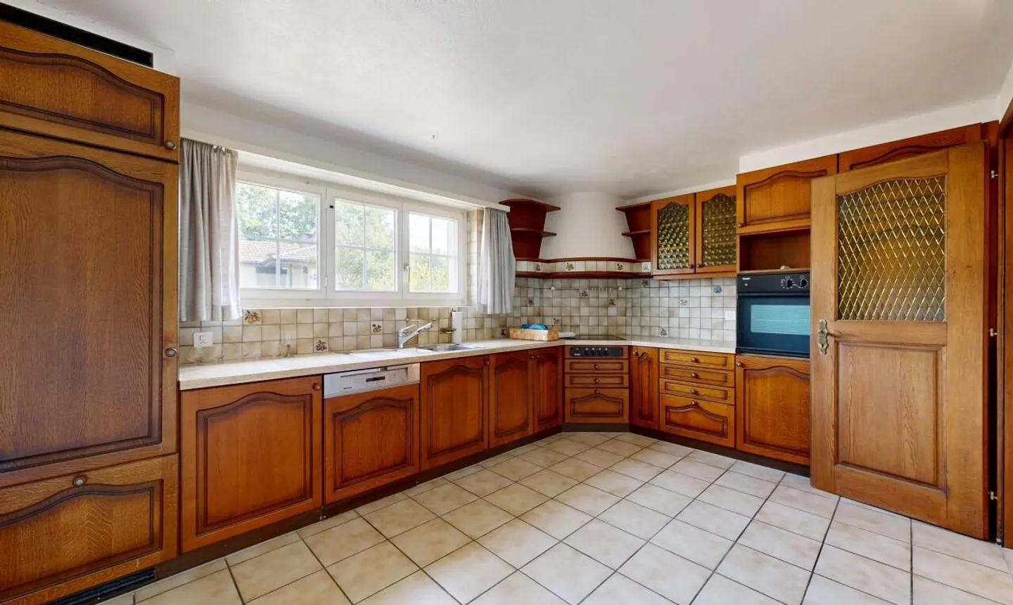 Spacious Family Dream with Winter Garden - Photo 4 of 11