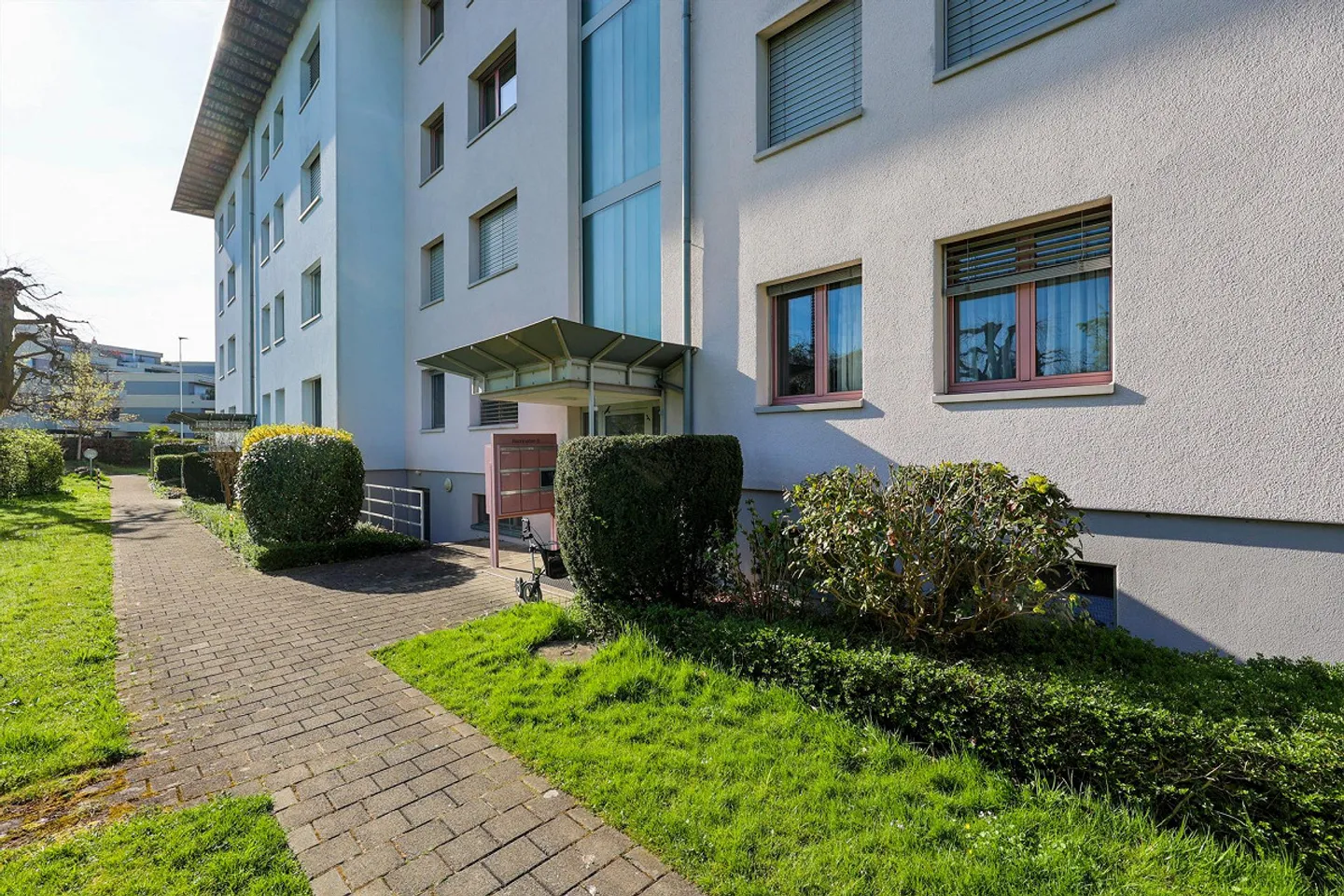 Freshly renovated, bright and spacious - Photo 2 of 4