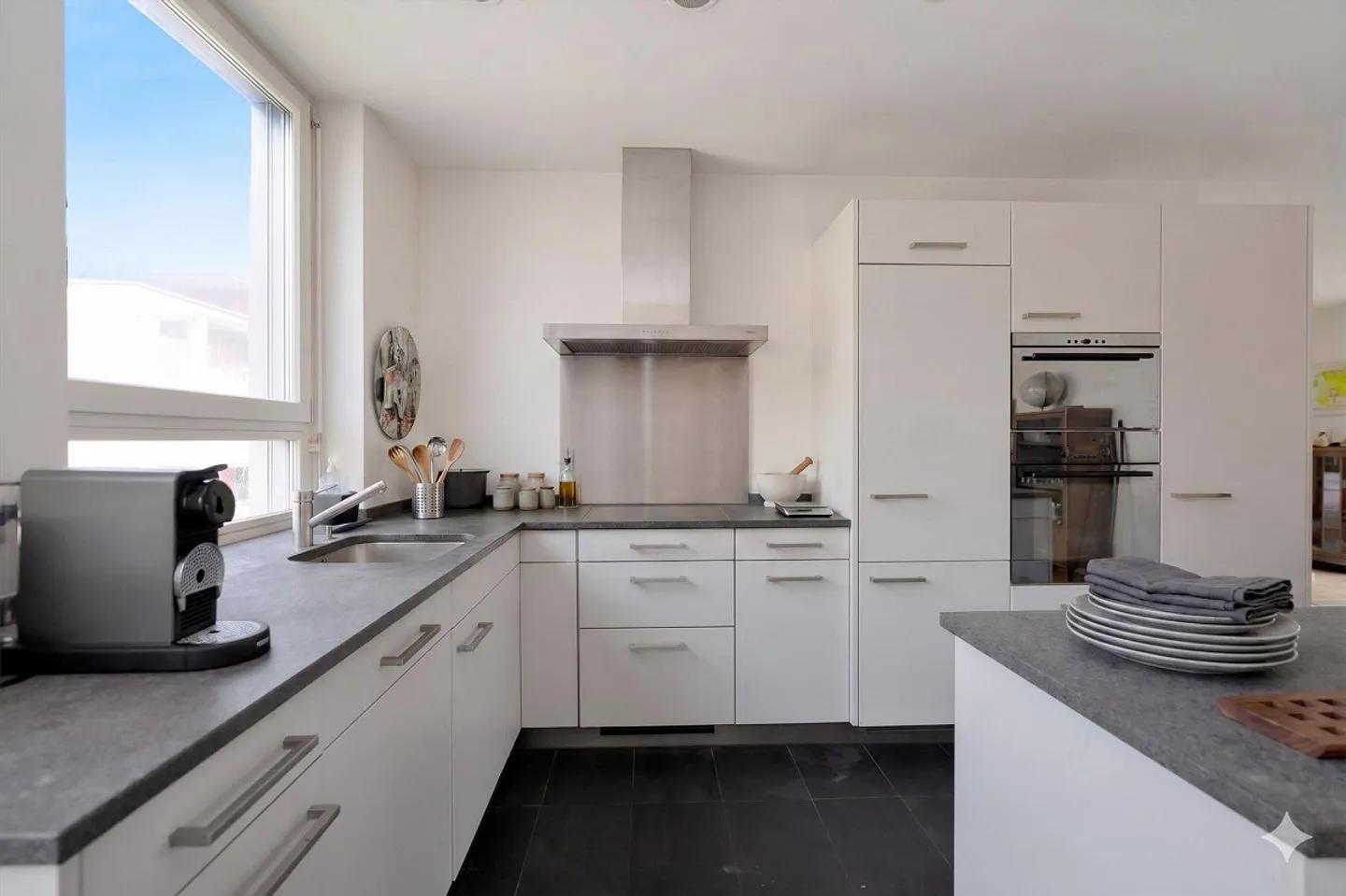 4.5-room condominium with balcony and parking space in Biel - Photo 3 of 13