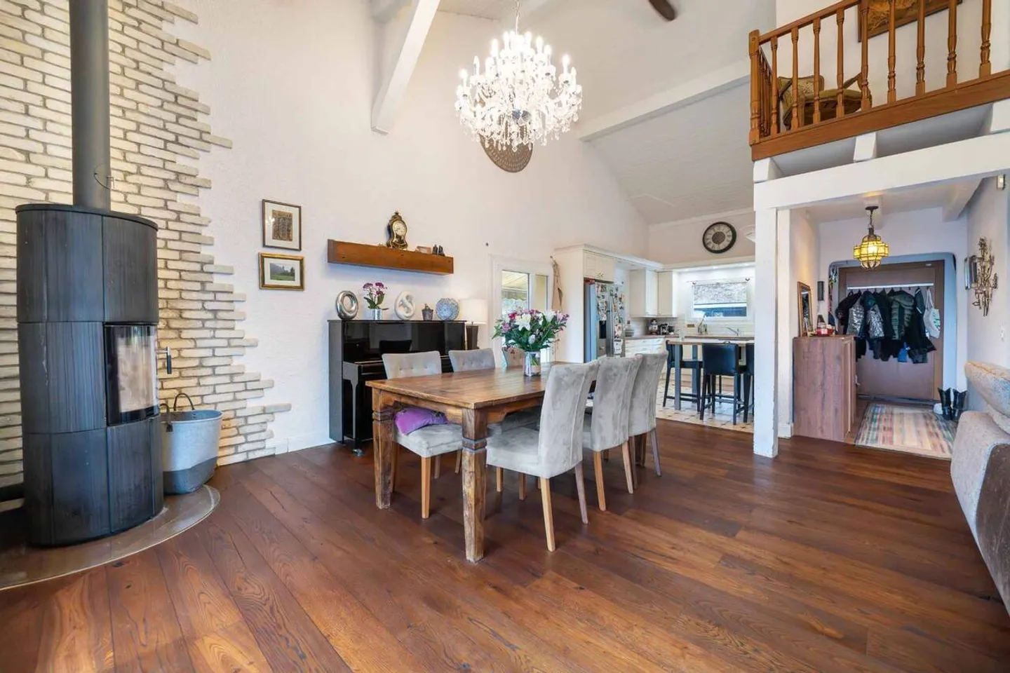 Villa con 8 camere, appartamento separato e piscina all'aperto - Foto 4 di 13