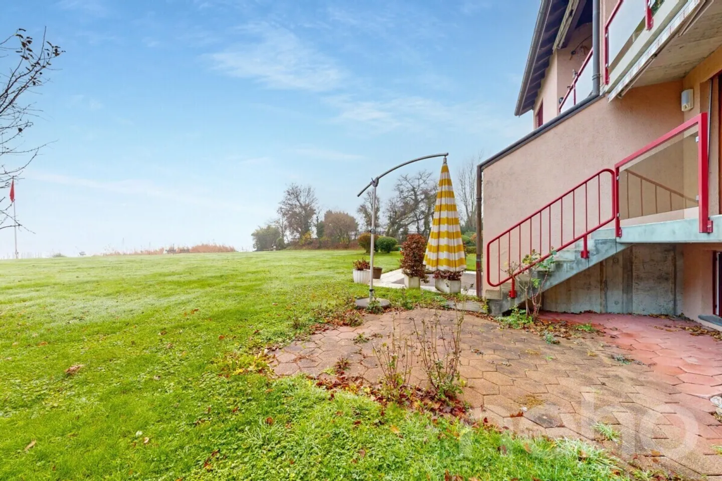 Appartement Duplex Jardin Directement au Bord du Lac - Photo 3 sur 12