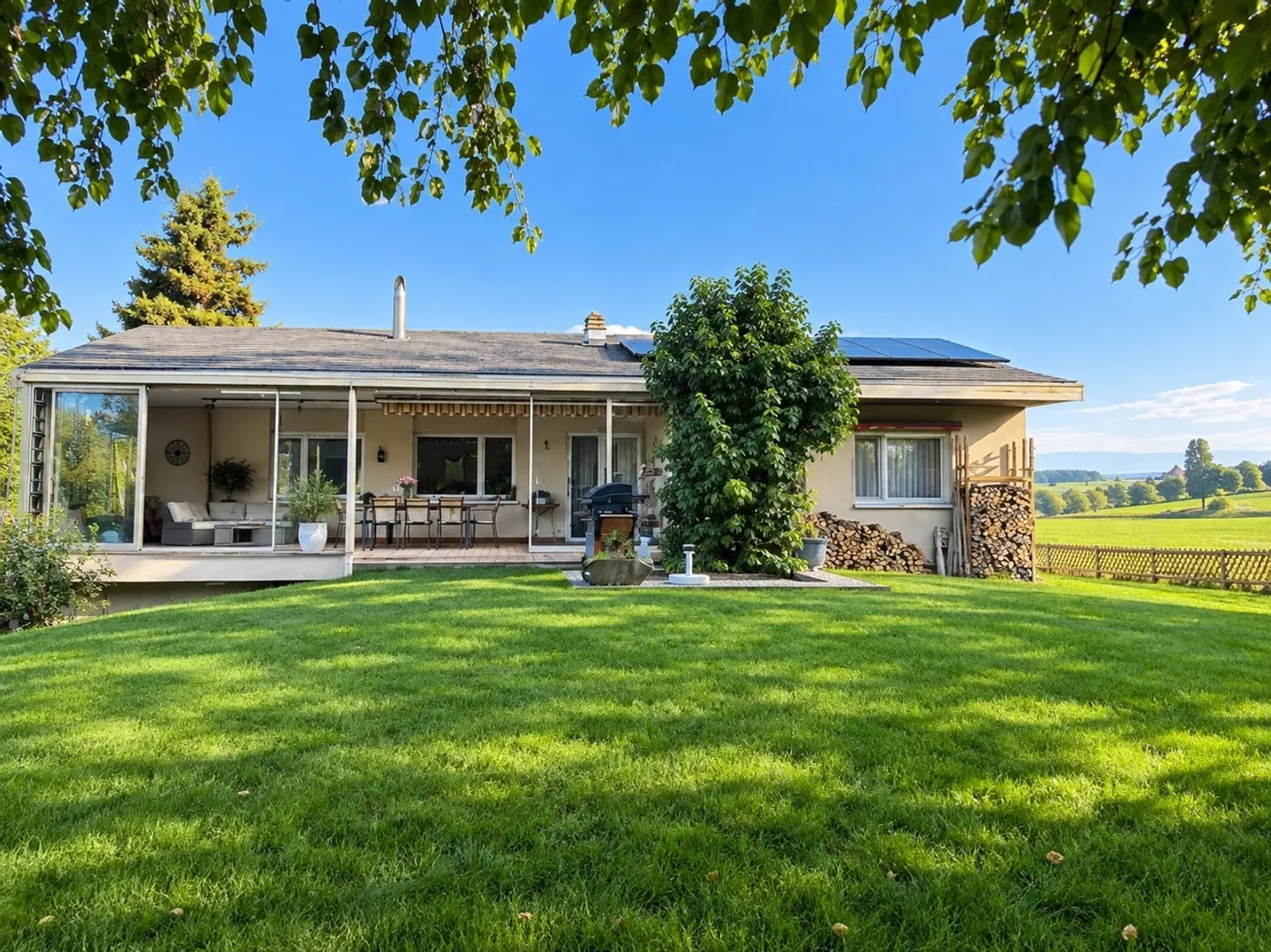Villa mit 6,5 Zimmern in ruhiger Lage mit großem Garten - Foto 3 von 17