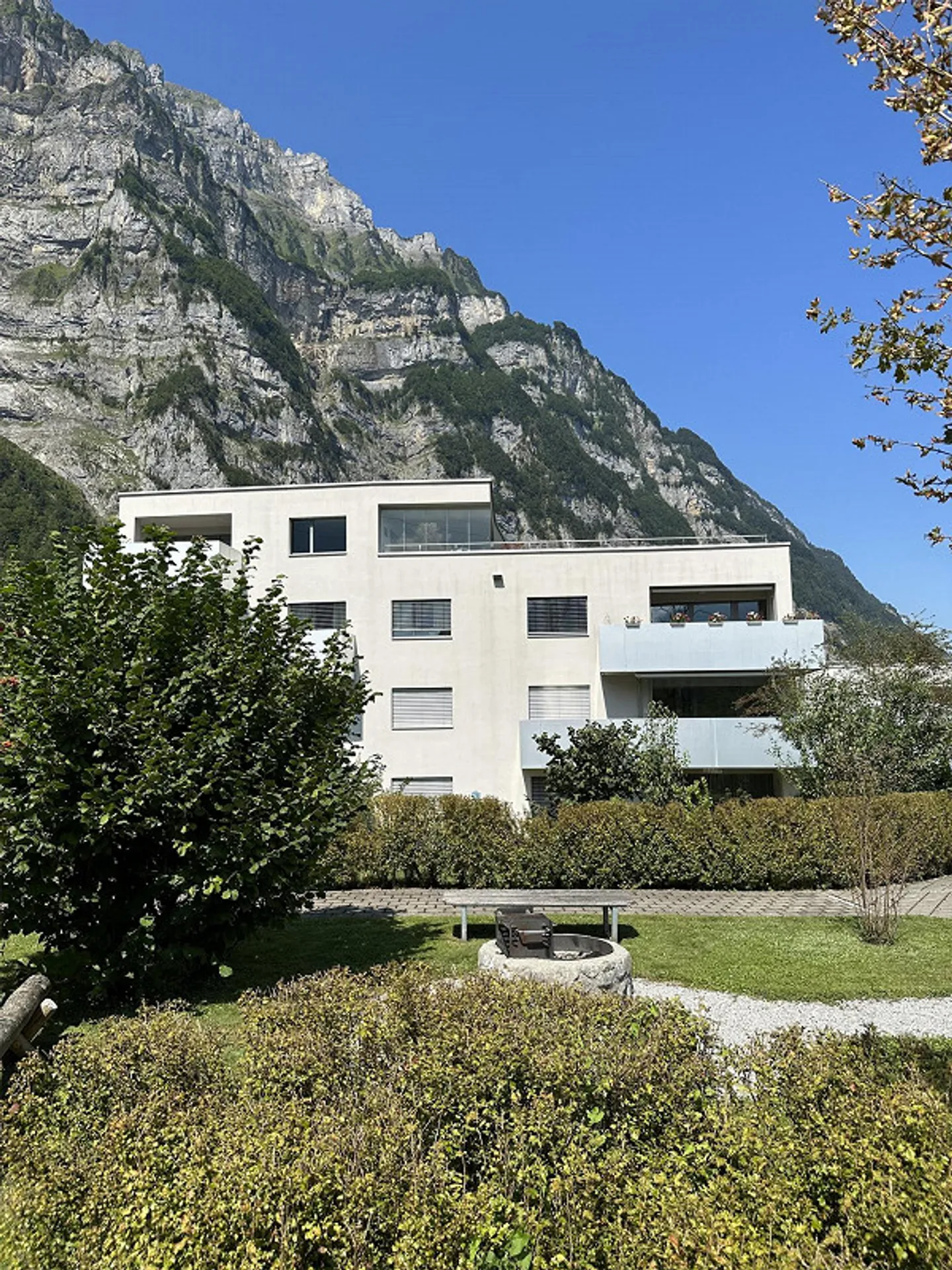 Stunning 3.5-room penthouse apartment in Netstal - Photo 1 of 24