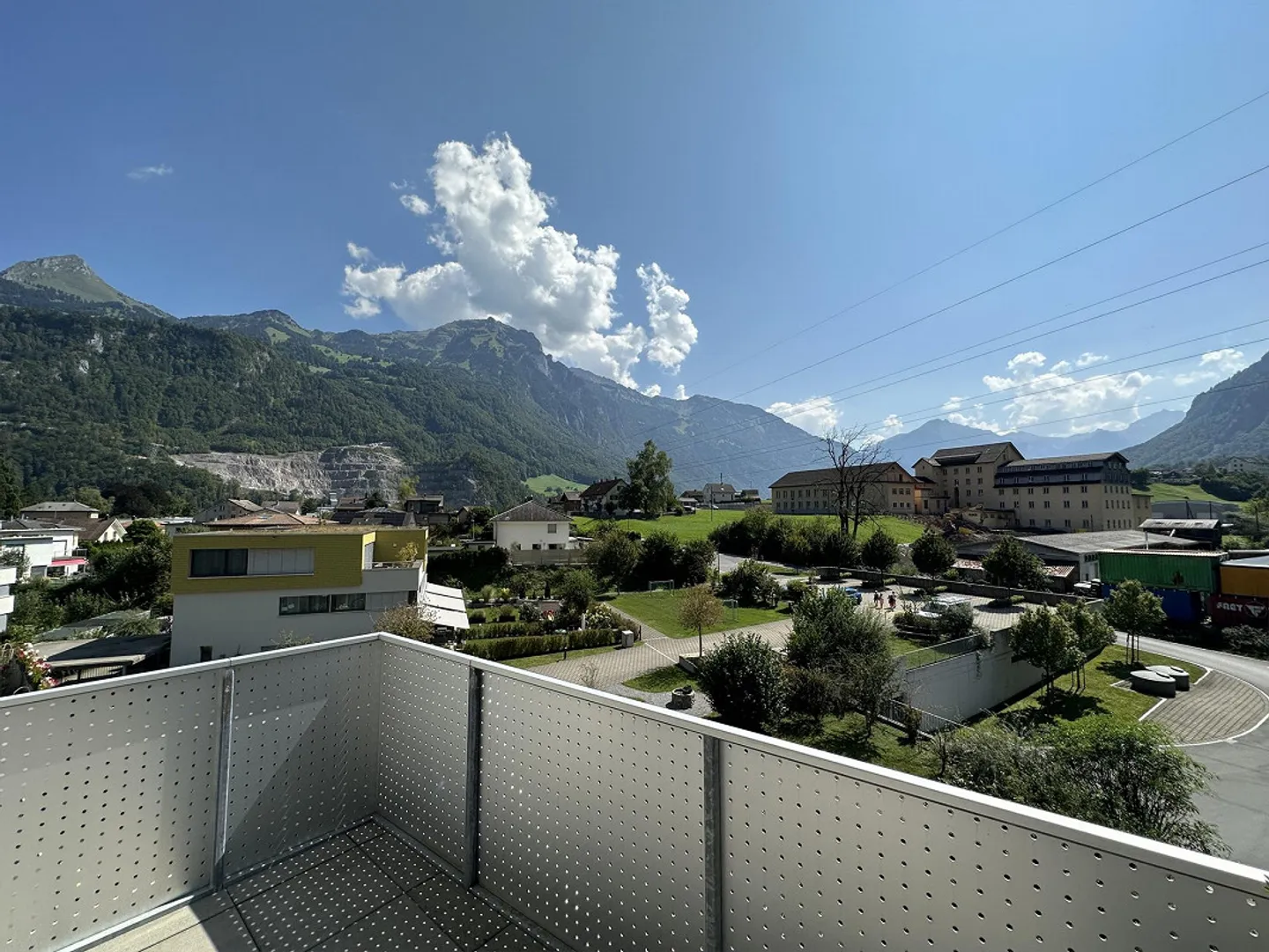 Stunning 3.5-room penthouse apartment in Netstal - Photo 7 of 24