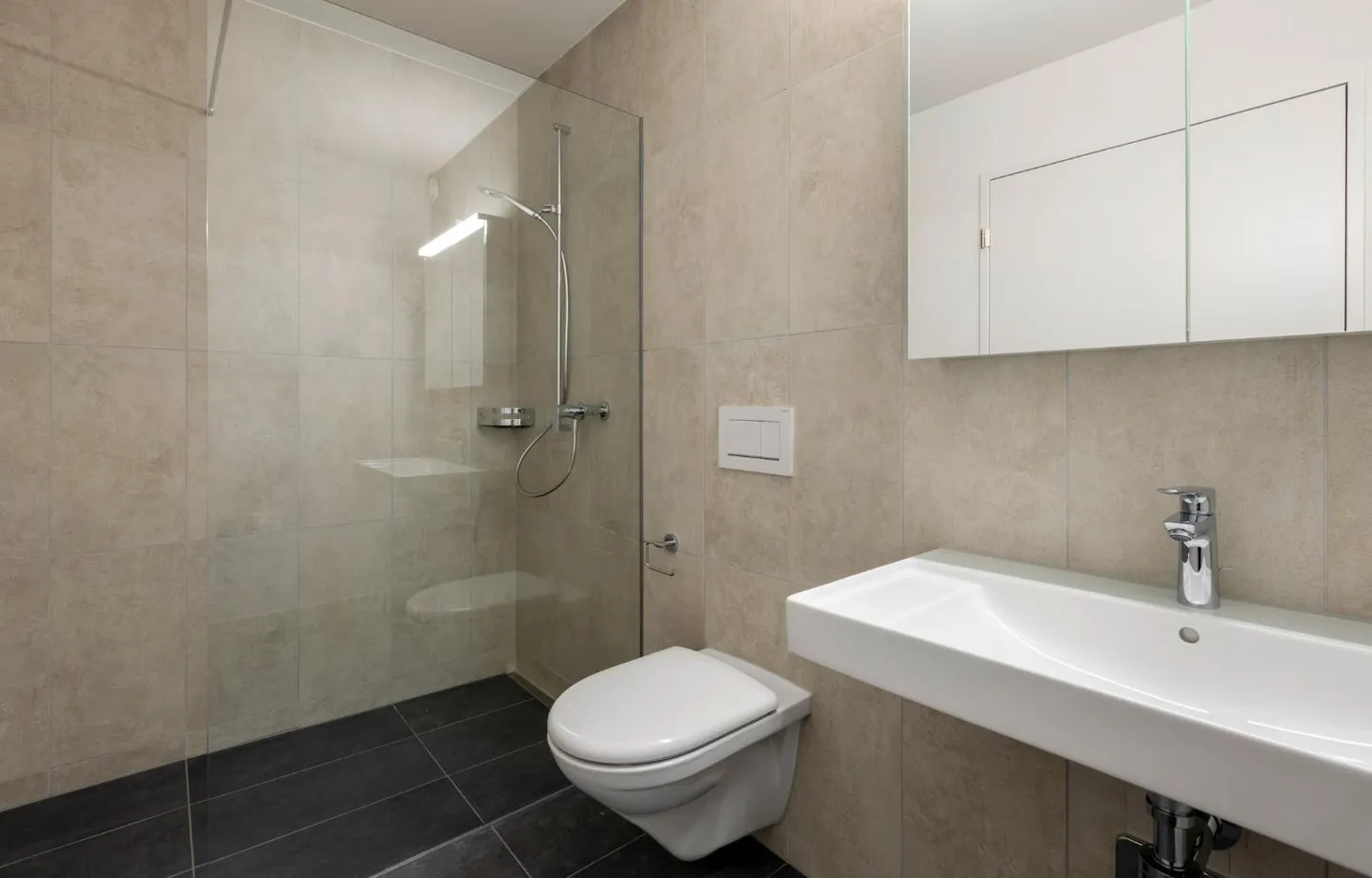 Cercasi nuovo inquilino. Bellissimo appartamento nuovo Q34 a Burgdorf - Foto 5 di 7