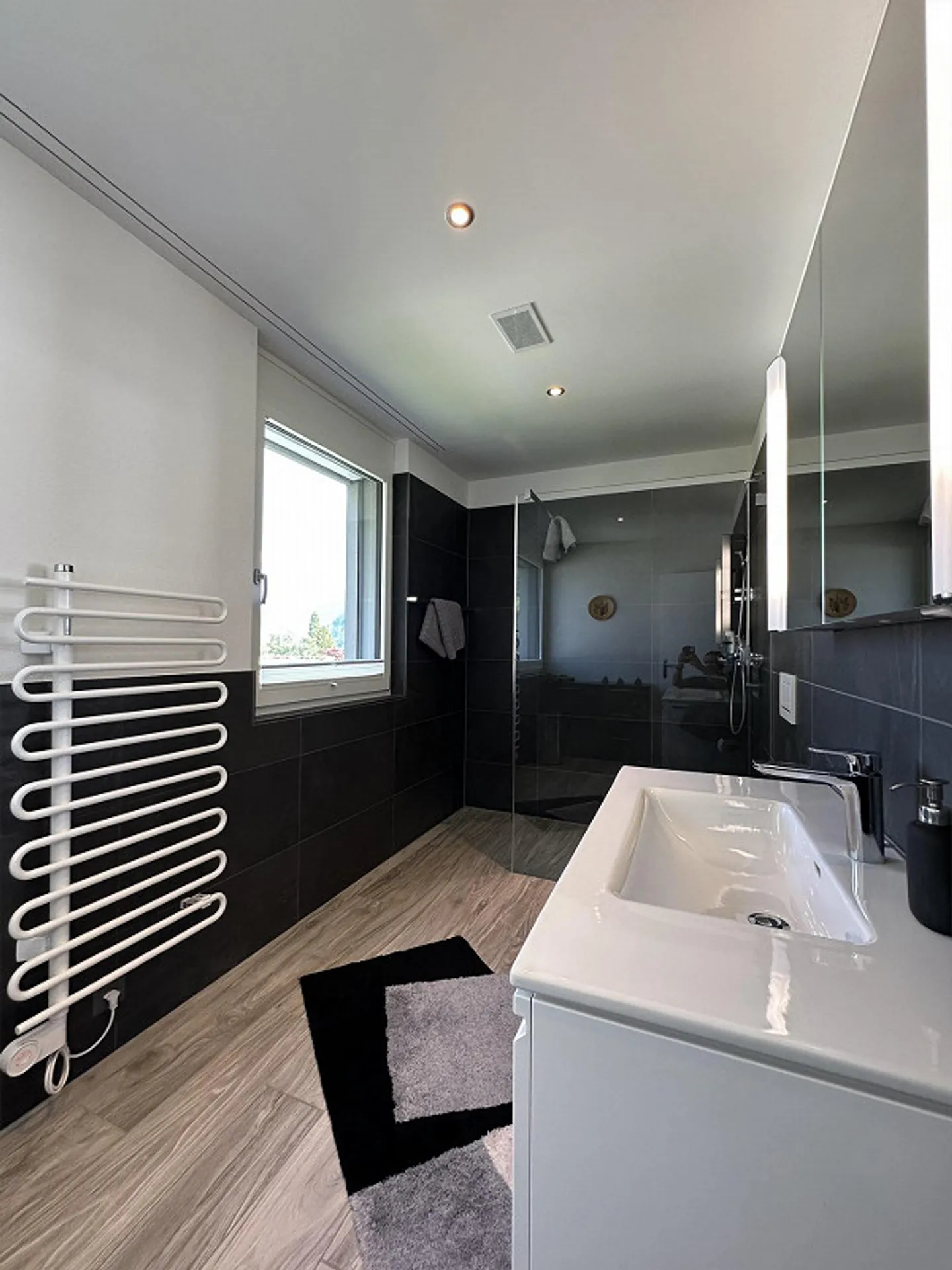 Stunning 3.5-room penthouse apartment in Netstal - Photo 17 of 24