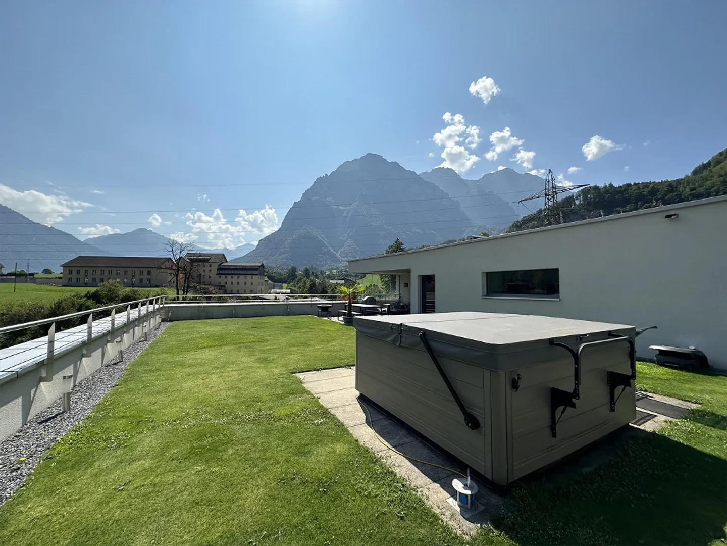 Stunning 3.5-room penthouse apartment in Netstal - Photo 23 of 24