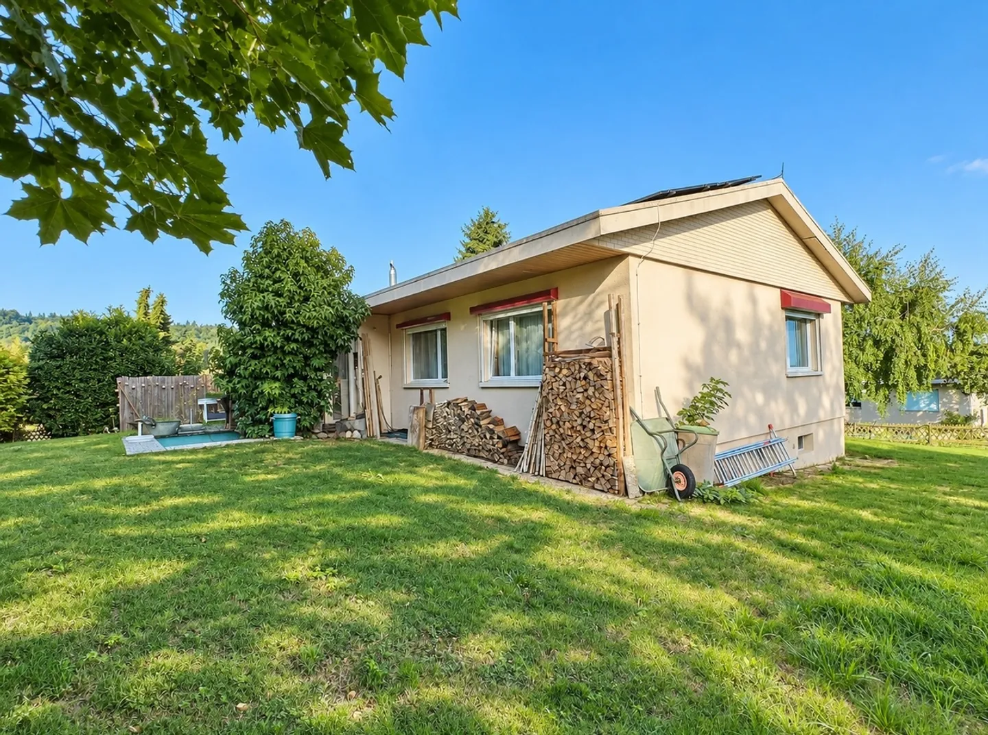 Villa mit 6,5 Zimmern in ruhiger Lage mit großem Garten - Foto 6 von 17