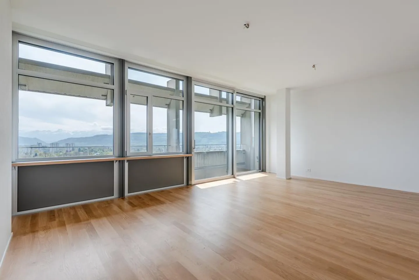 PRIMA UTILIZZO - Vivere con vista nel Hochhuus di Berna - Foto 3 di 12