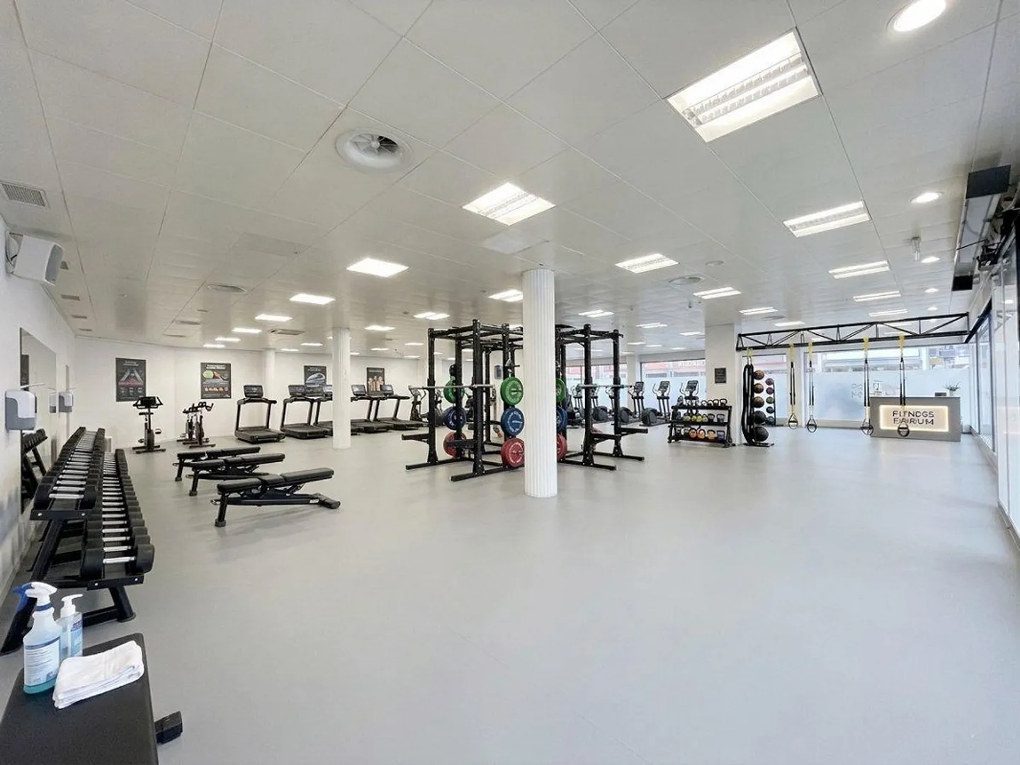 Retail space in a prominent location with high traffic - ONLY GROUND FLOOR! - Photo 3 of 8