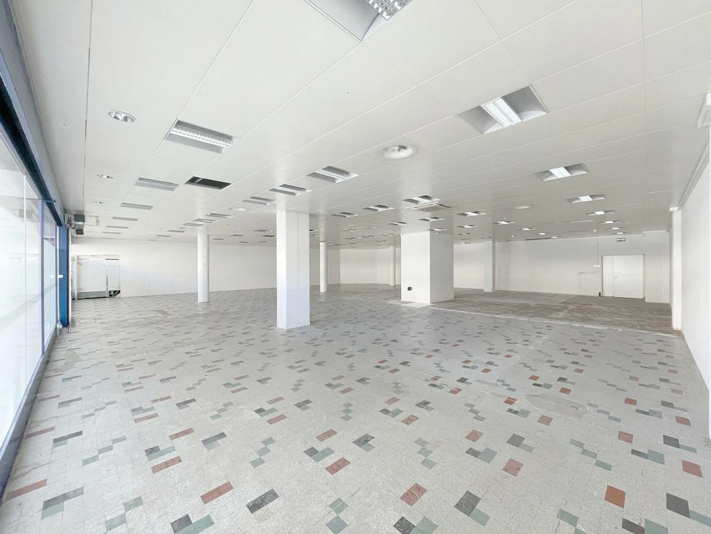 Retail space in a prominent location with high traffic - ONLY GROUND FLOOR! - Photo 6 of 8