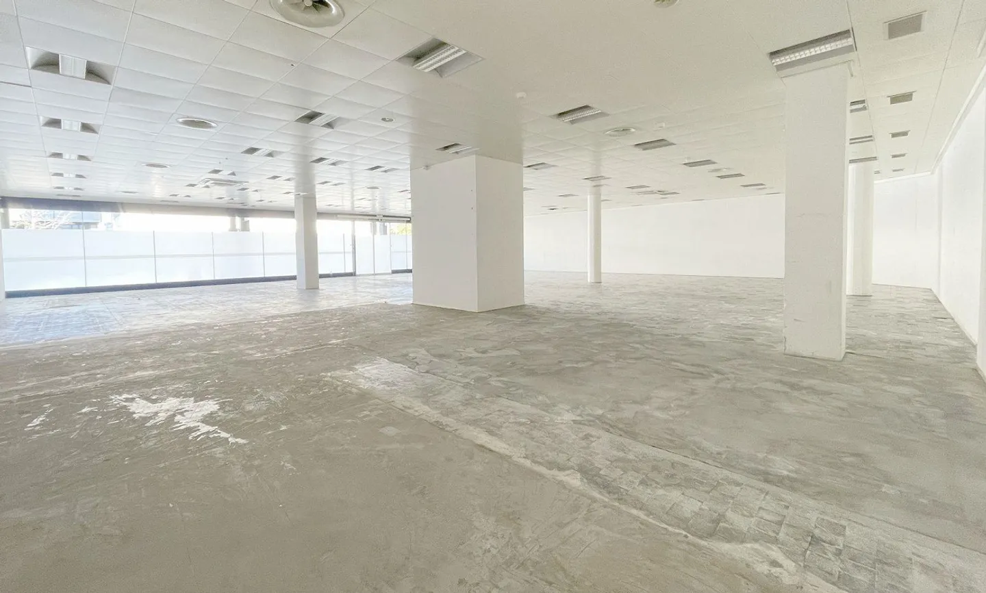 Retail space in a prominent location with high traffic - ONLY GROUND FLOOR! - Photo 7 of 8