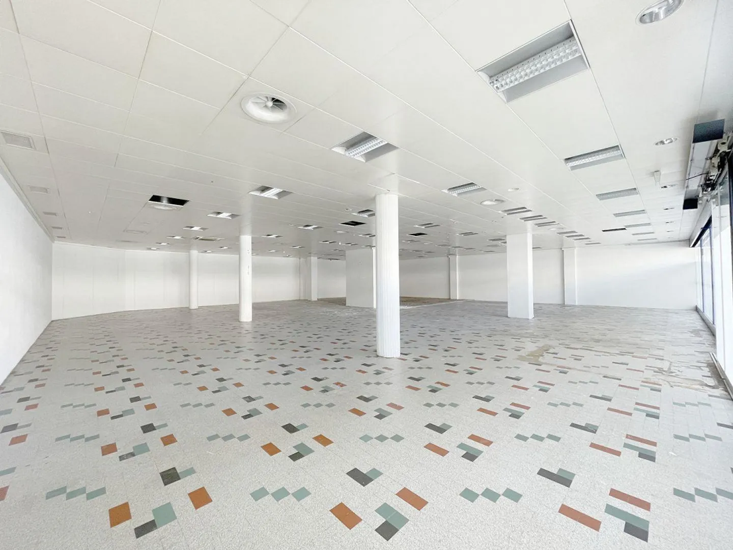 Retail space in a prominent location with high traffic - ONLY GROUND FLOOR! - Photo 4 of 8