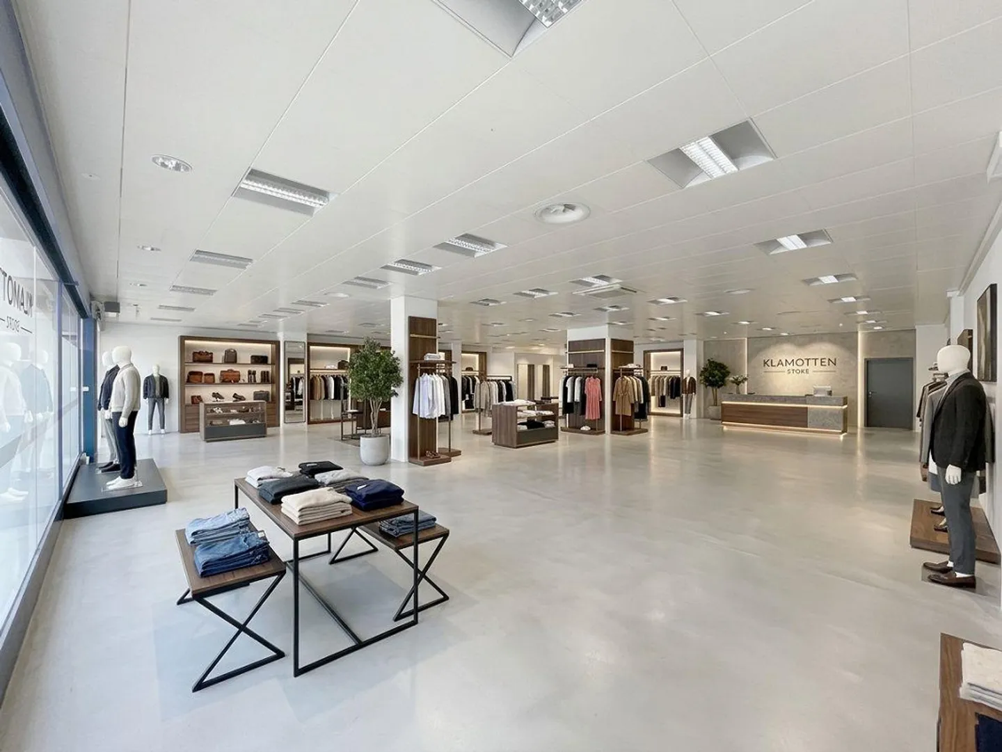 Retail space in a prominent location with high traffic - ONLY GROUND FLOOR! - Photo 5 of 8