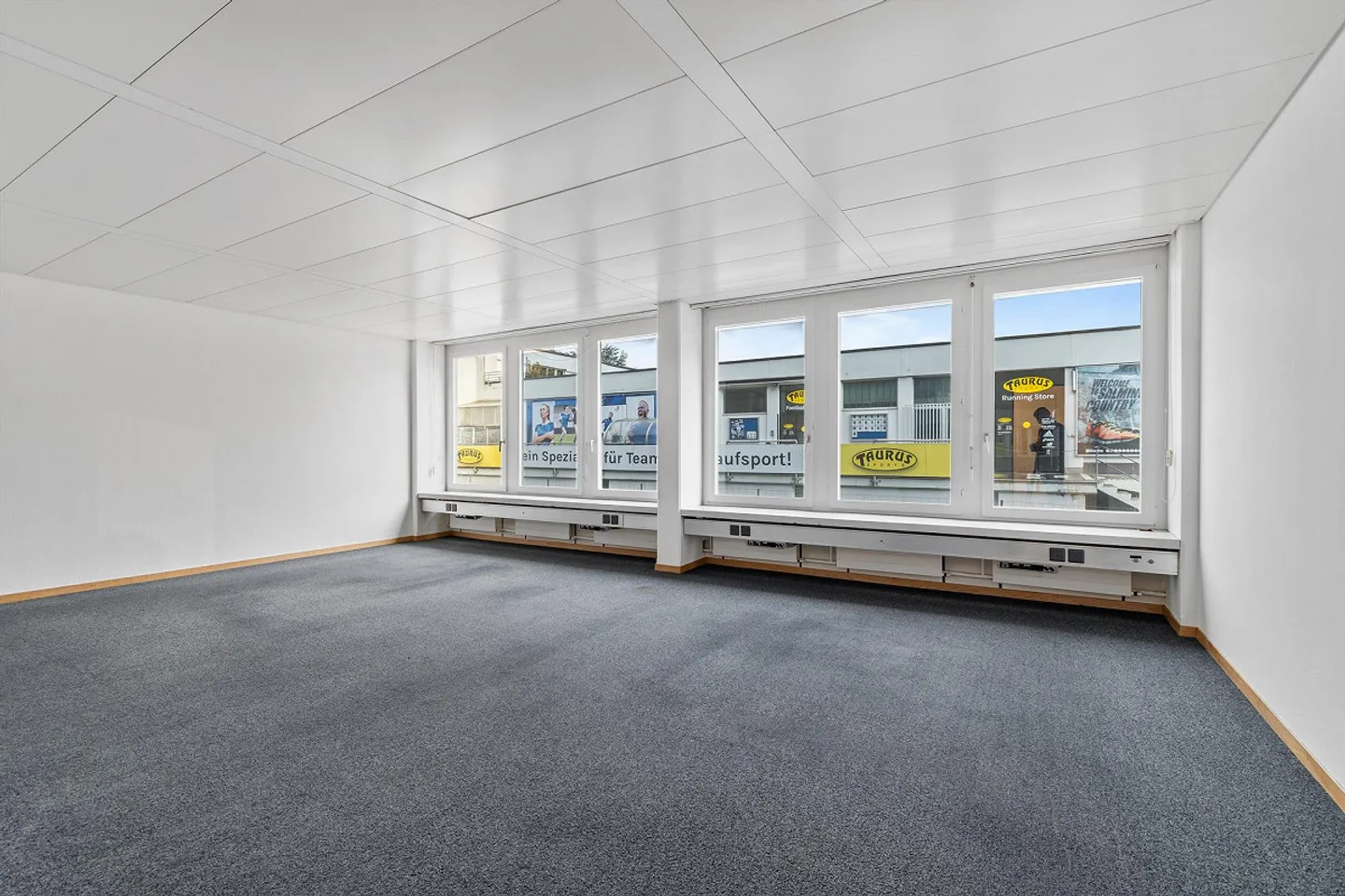 Vos locaux commerciaux dans un emplacement central - Photo 1 sur 15