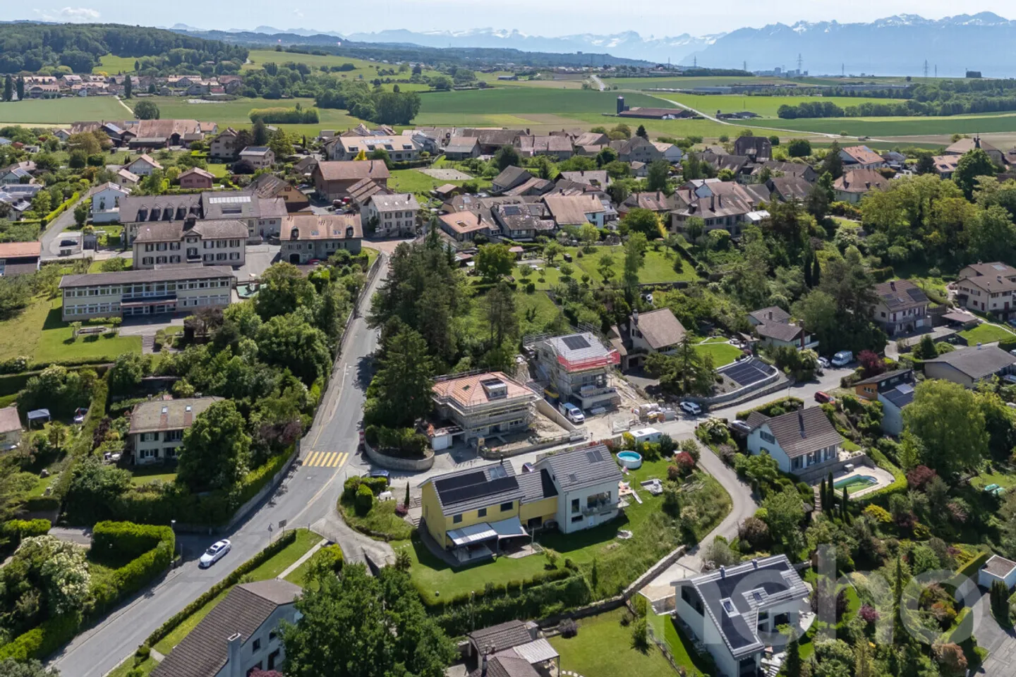 Casa unifamiliare con vista sulle Alpi e edificio residenziale separato - Foto 1 di 12