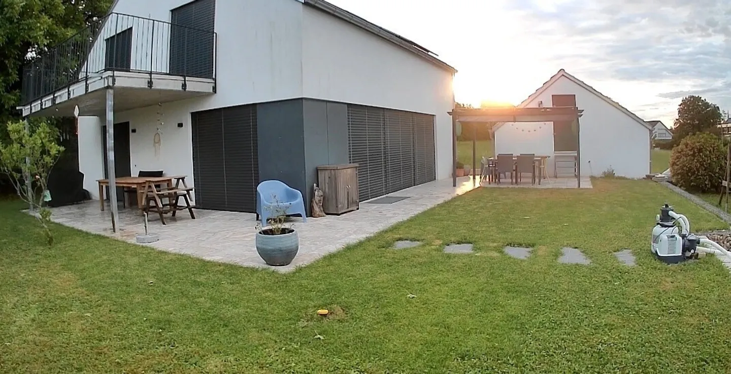 Modernes Haus mit großem Garten - Foto 1 von 12