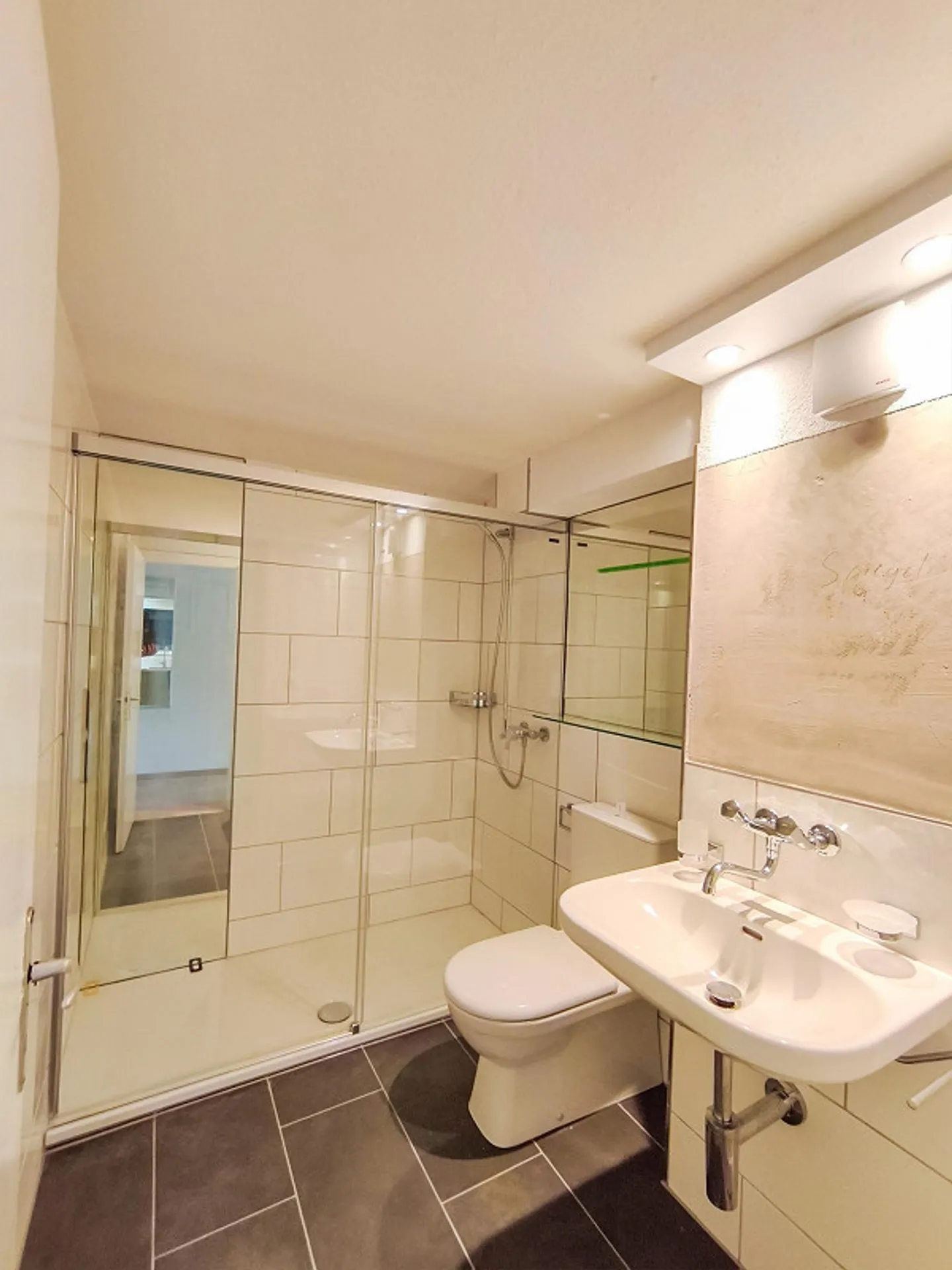 Living with Charm and Modern Comfort – Renovated 3.5-Room Apartment - Photo 3 of 8