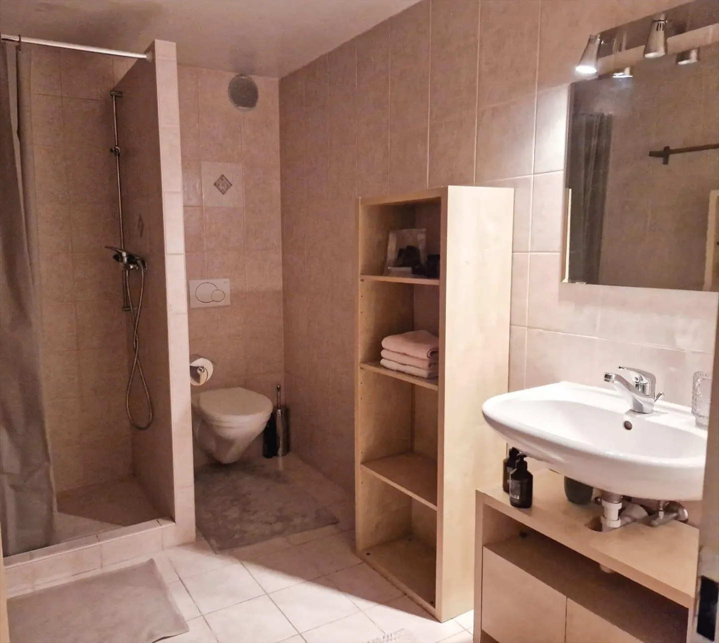 Apartment for rent - Photo 2 of 4