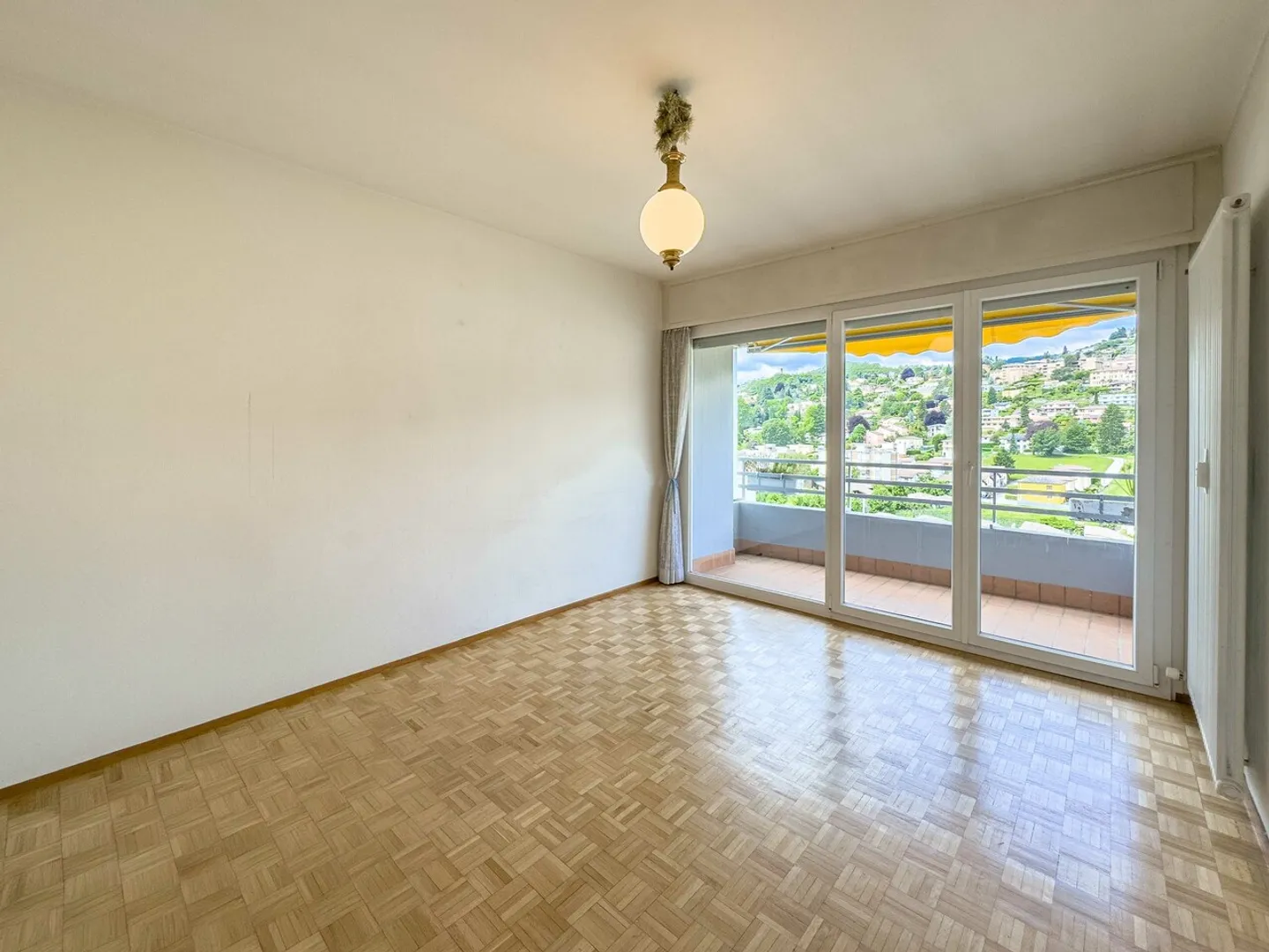 Apartment on the top floor in Lugano in a quiet area, but not far from the center - Photo 2 of 4