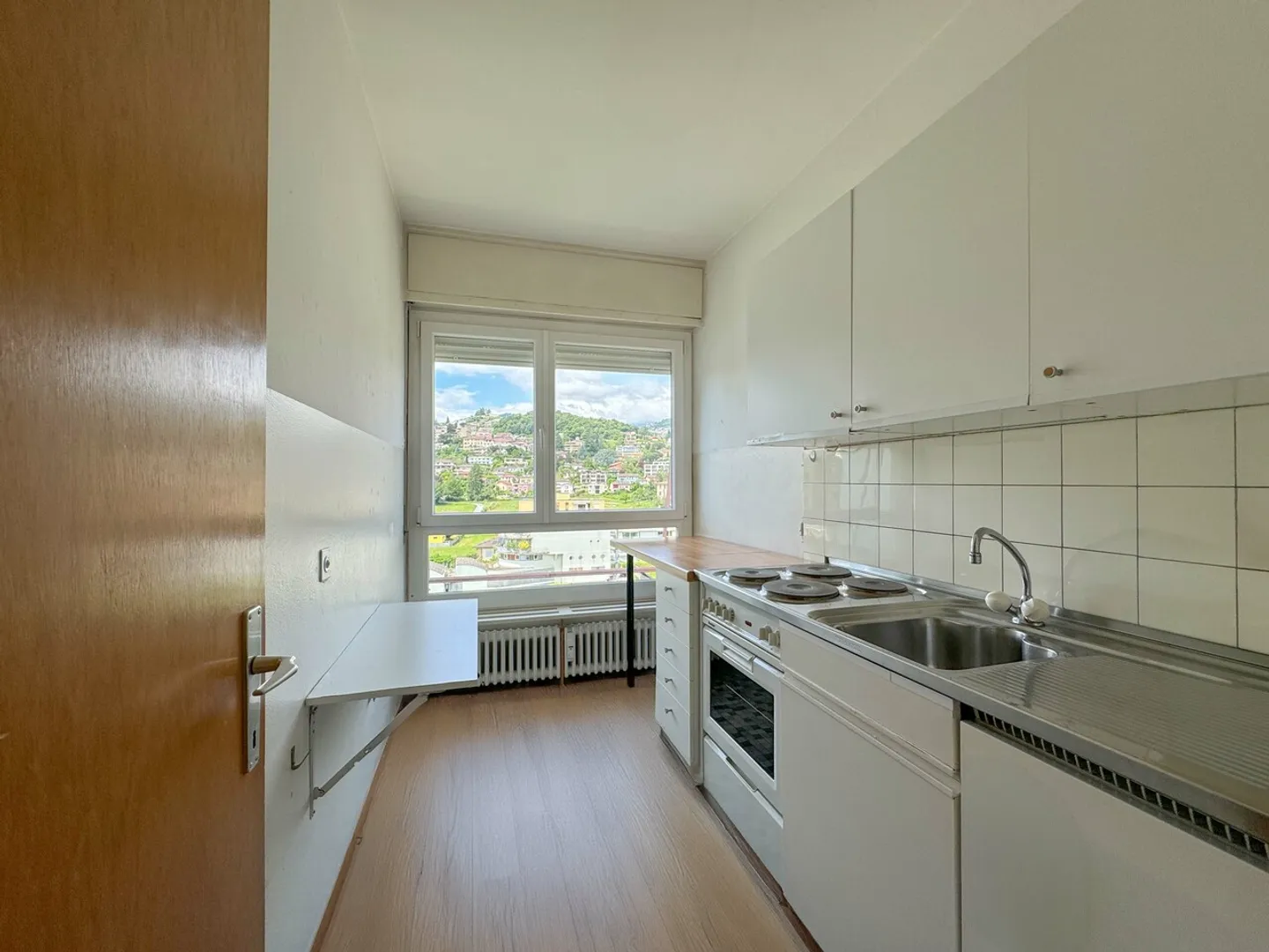 Apartment on the top floor in Lugano in a quiet area, but not far from the center - Photo 3 of 4