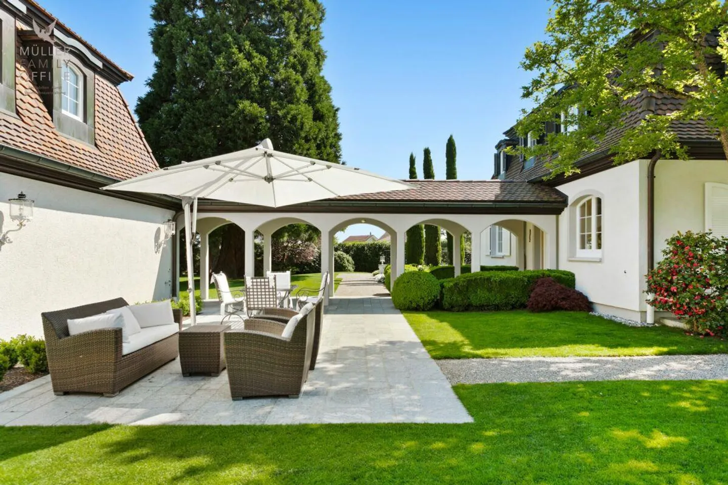 Elegant Villa with Private Garden - Photo 5 of 13