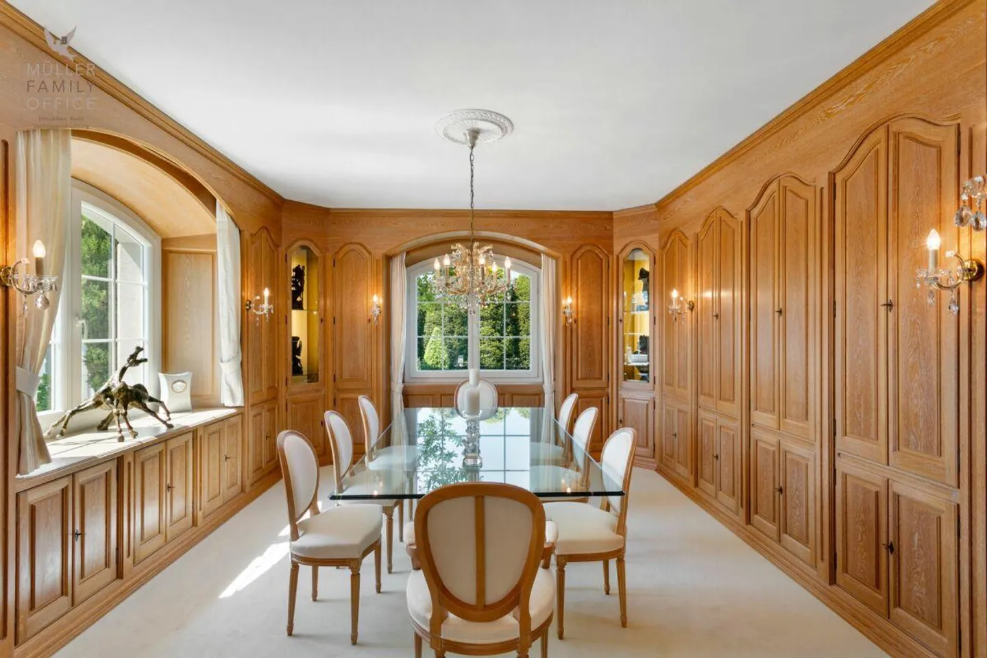 Elegant Villa with Private Garden - Photo 9 of 13