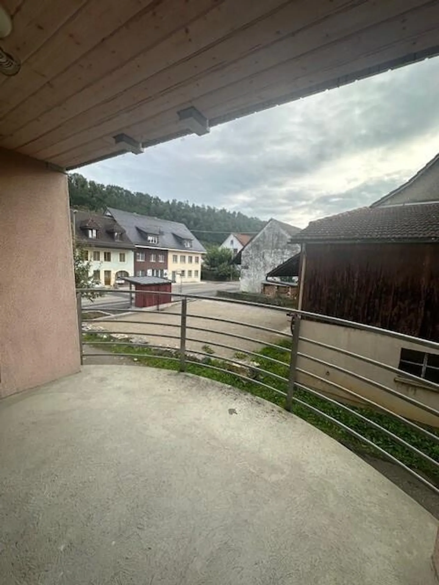 Appartement attrayant avec deux balcons - Photo 3 sur 9