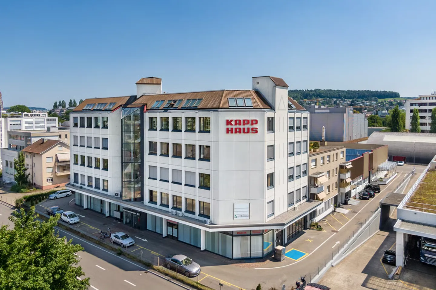 Perfectly connected, ready for immediate occupancy: 511m2 in the heart of Urdorf - Photo 2 of 12