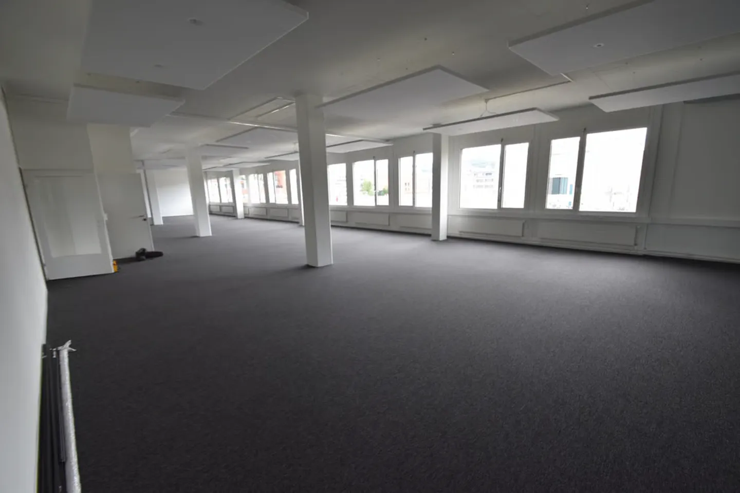 Perfectly connected, ready for immediate occupancy: 511m2 in the heart of Urdorf - Photo 4 of 12