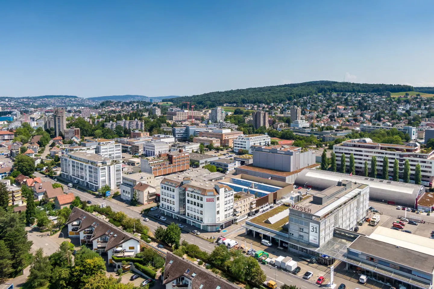 Perfectly connected, ready for immediate occupancy: 511m2 in the heart of Urdorf - Photo 3 of 12