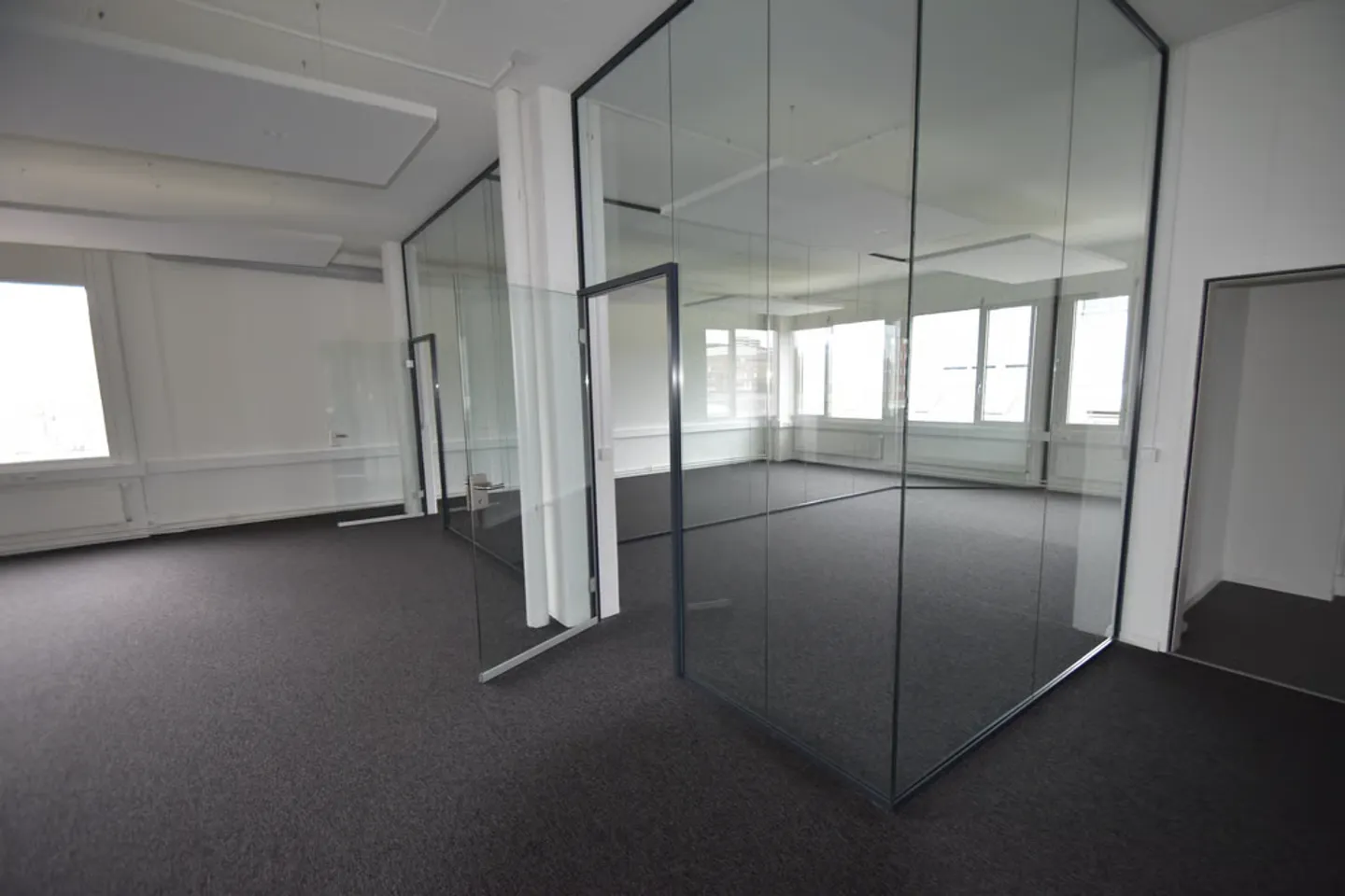 Perfectly connected, ready for immediate occupancy: 511m2 in the heart of Urdorf - Photo 8 of 12
