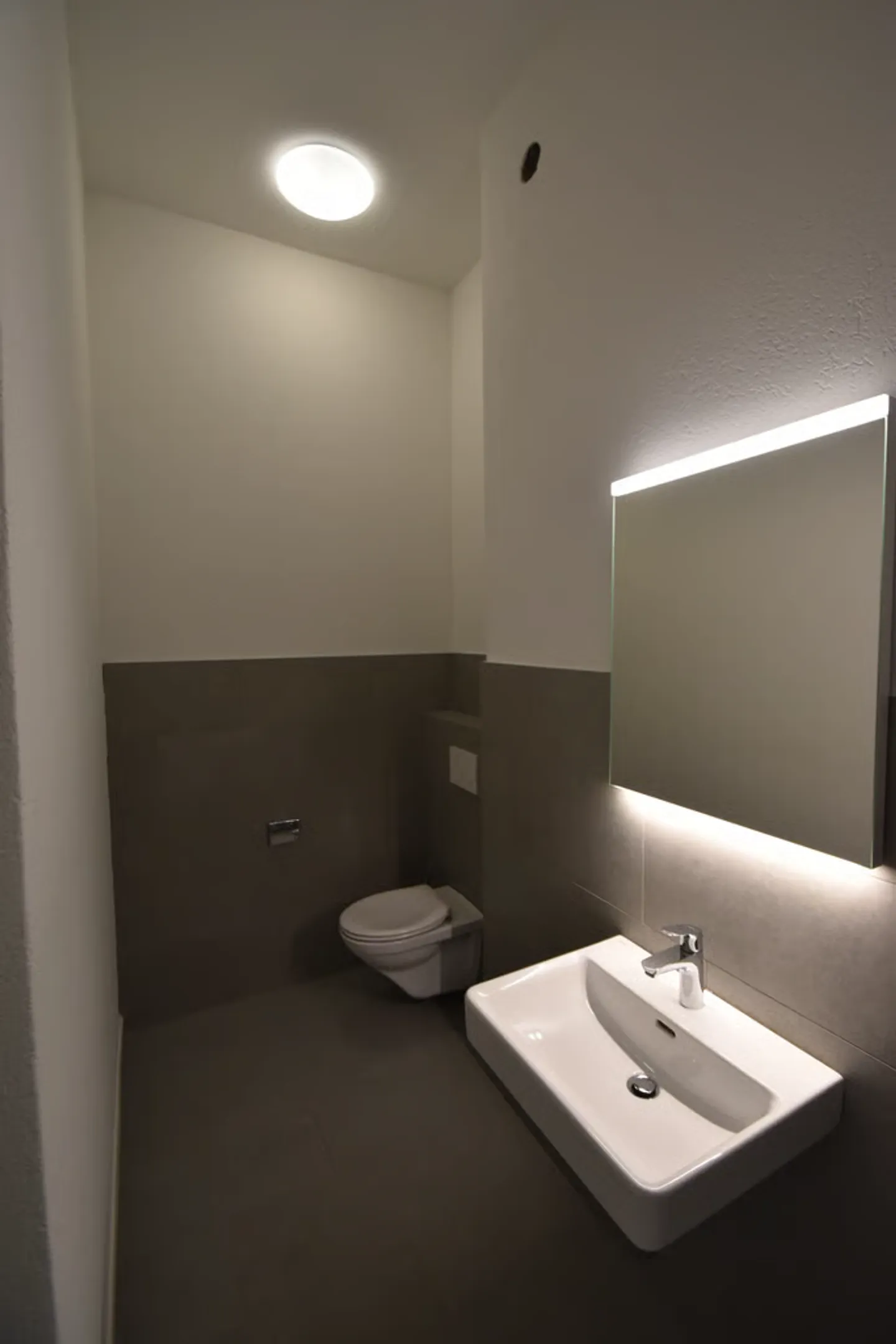 Perfectly connected, ready for immediate occupancy: 511m2 in the heart of Urdorf - Photo 11 of 12