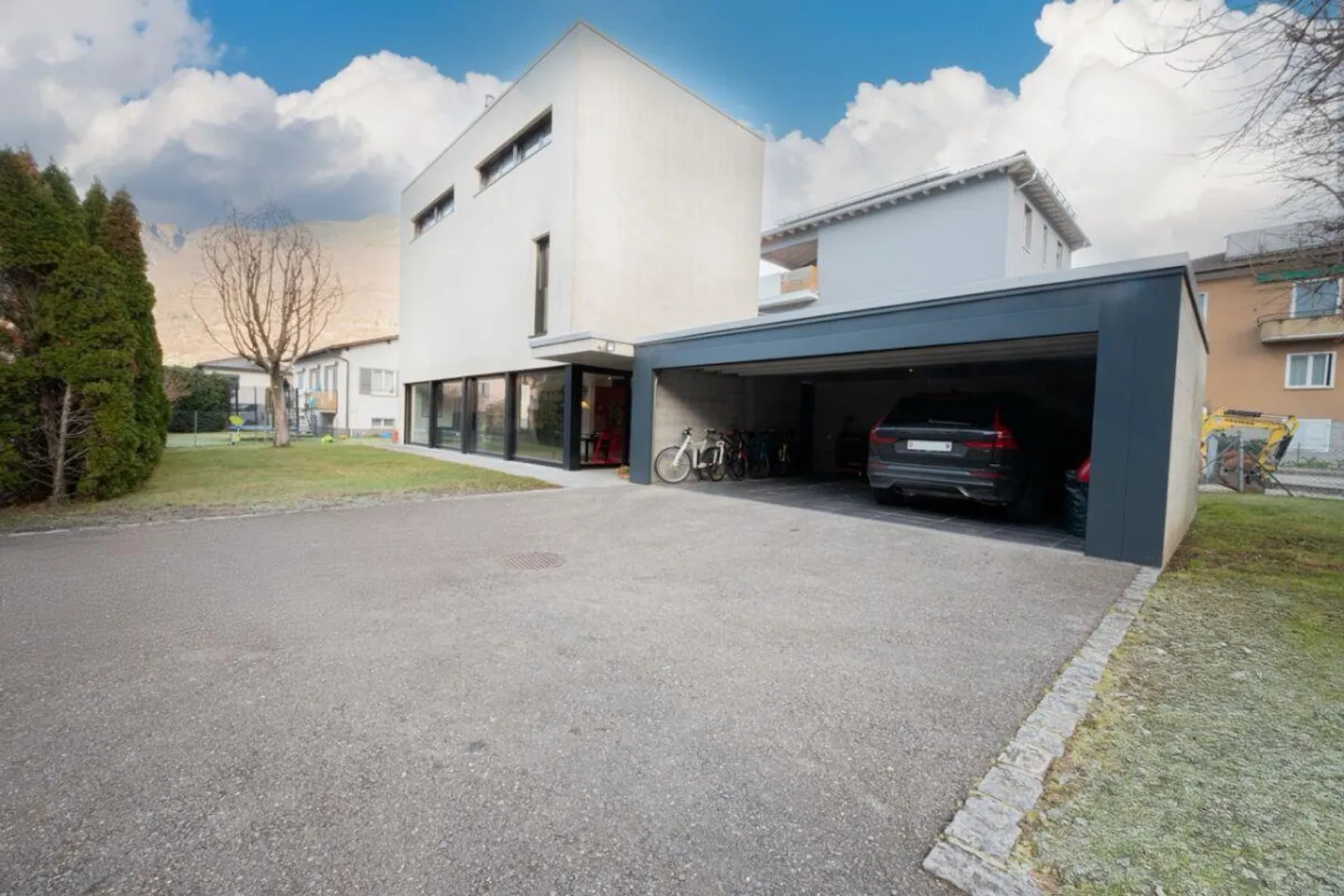 Moderne, helle Villa in einer Wohngegend - Foto 1 von 13