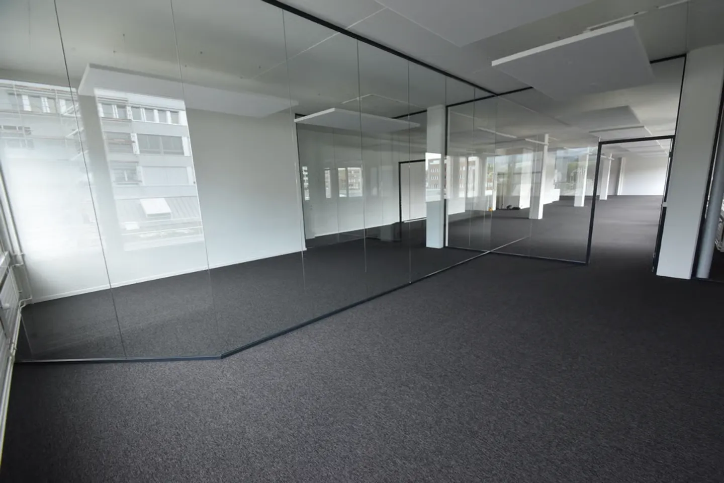 Perfectly connected, ready for immediate occupancy: 511m2 in the heart of Urdorf - Photo 9 of 12