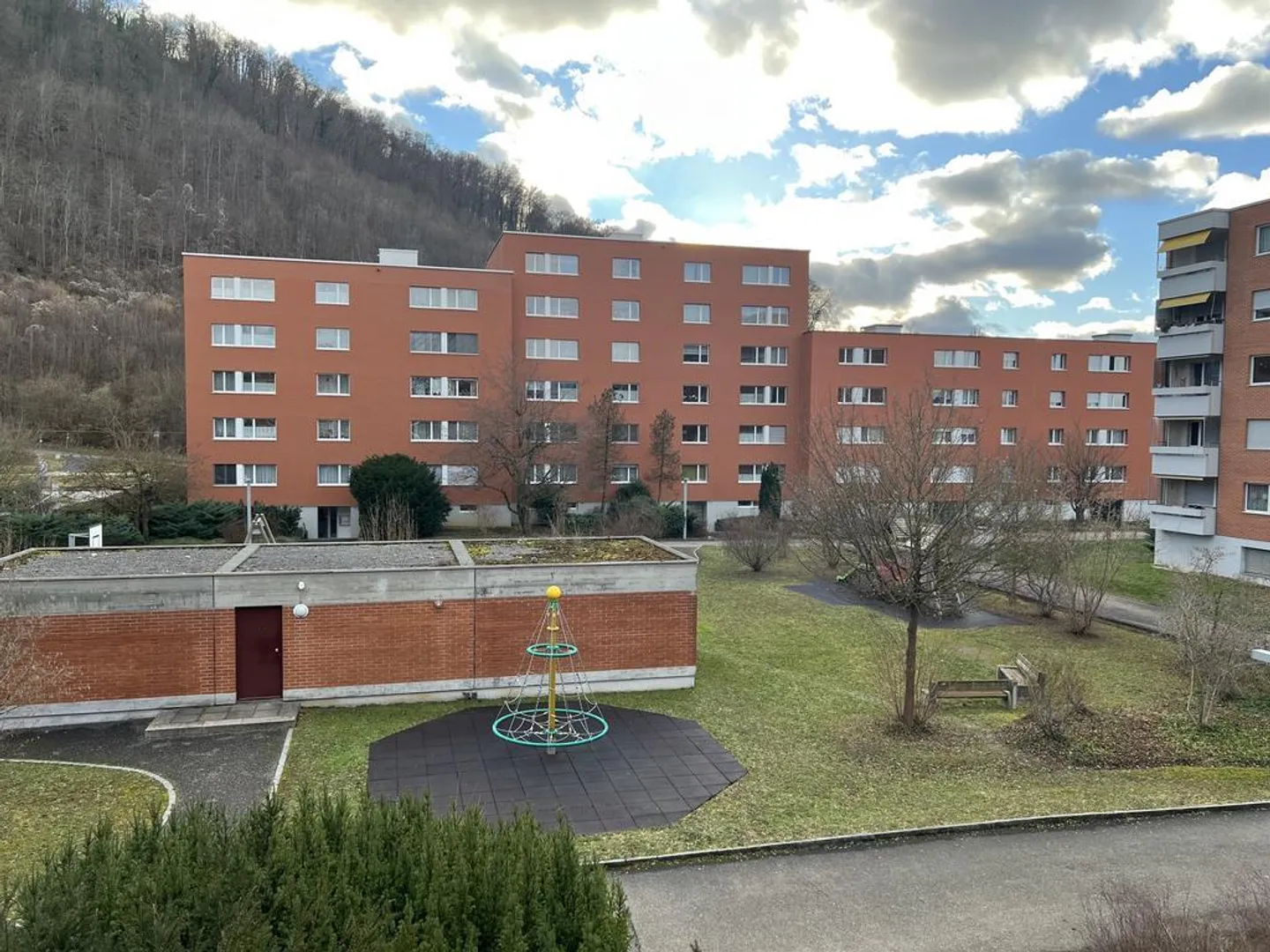 Bright 3.5-room apartment with balcony! - Photo 1 of 10